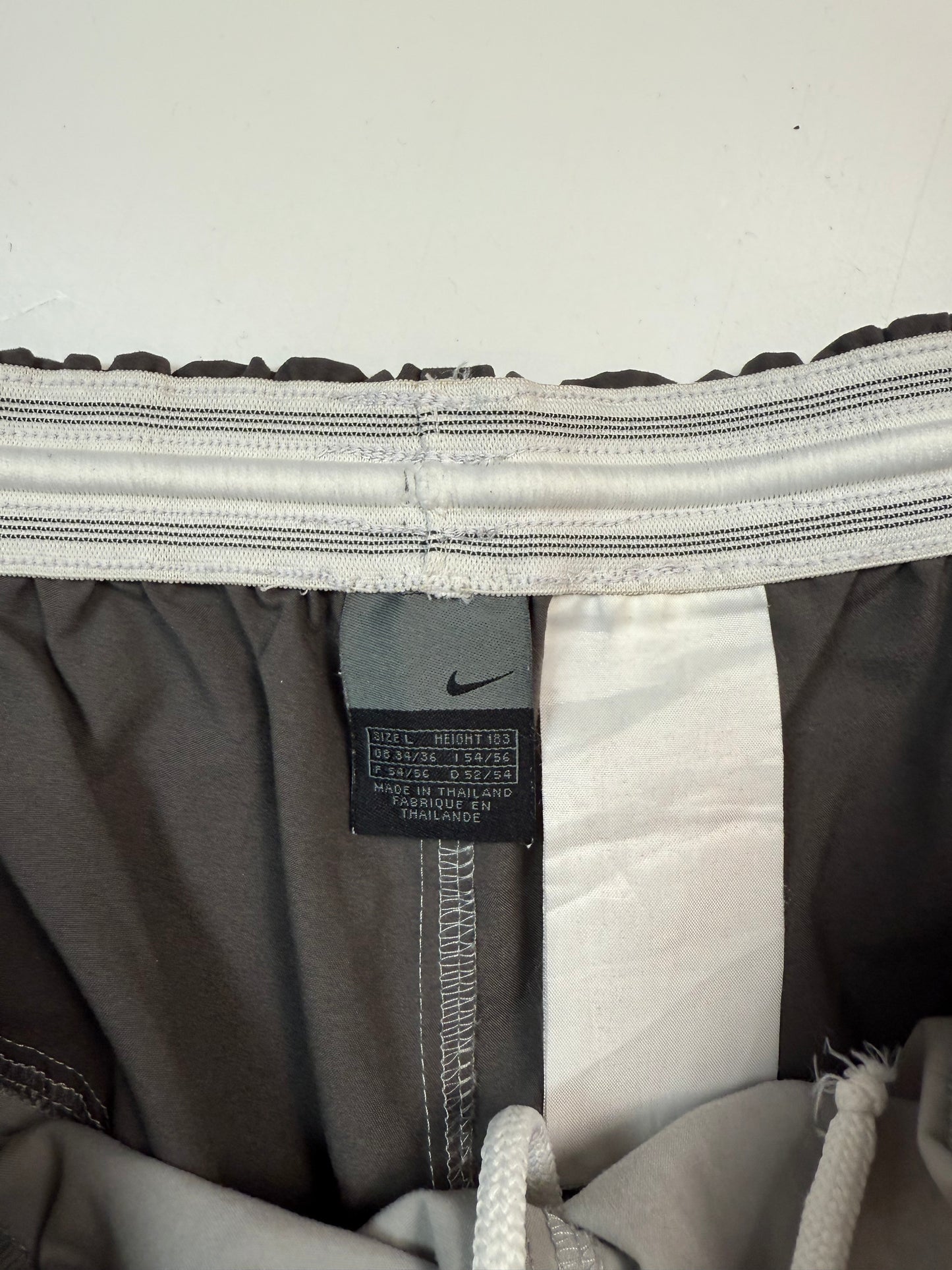 Vintage Nike shield shorts (L)