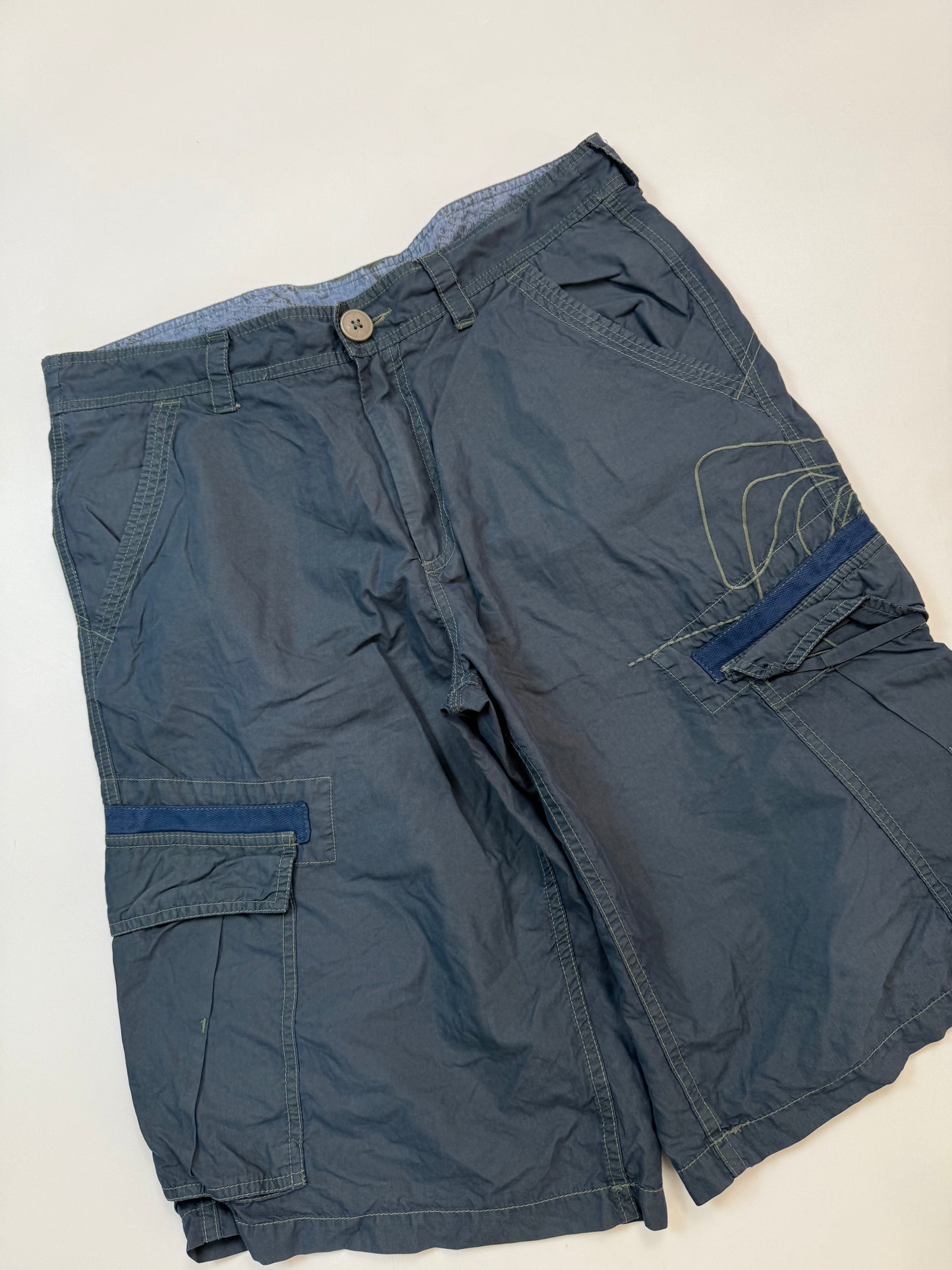 Vintage Quiksilver baggy cargo shorts (W34)