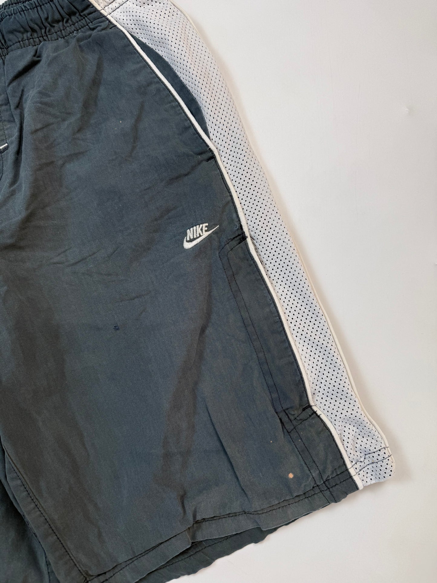 Vintage Nike side stripe baggy shorts (M)