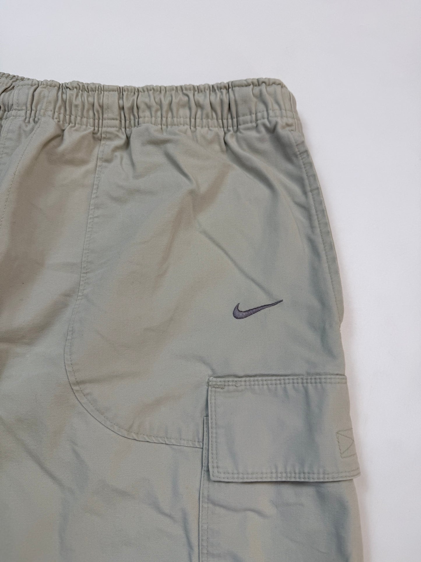 Vintage Nike baggy cargo shorts (L)
