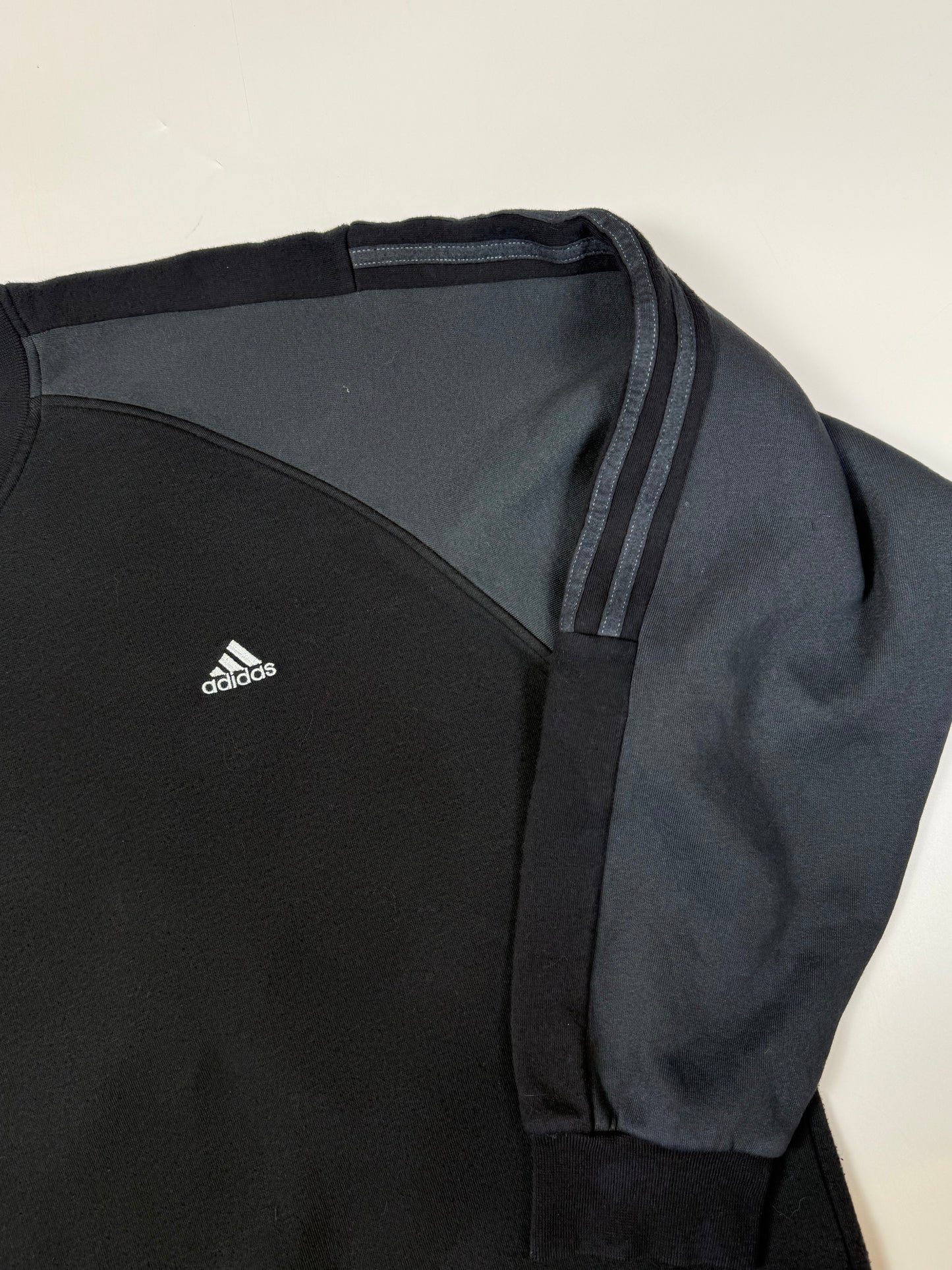 Vintage Adidas small logo sweatshirt (M)