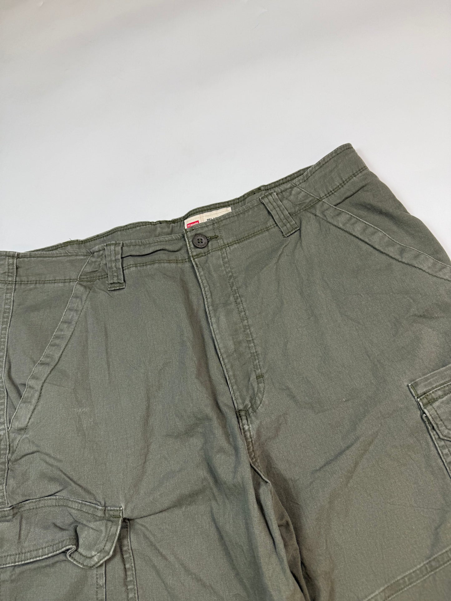 Wrangler baggy cargo shorts (W36)