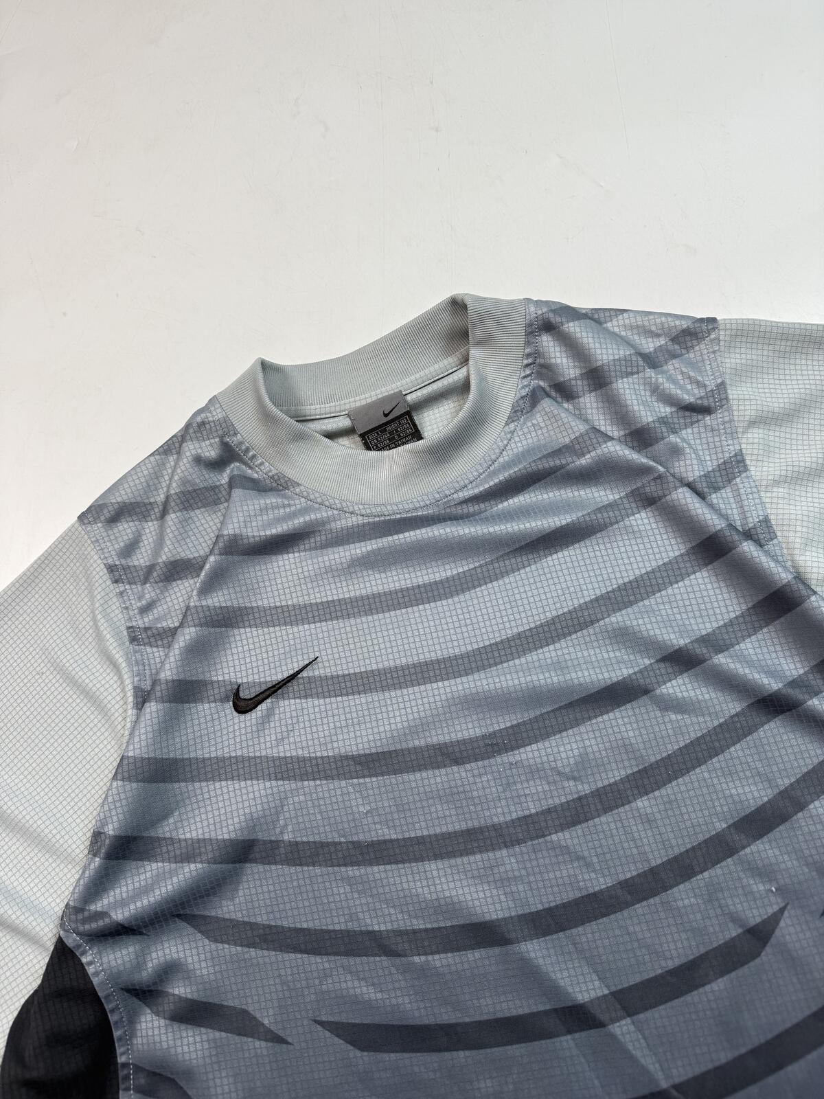 Vintage Nike shield football sport tee (L)