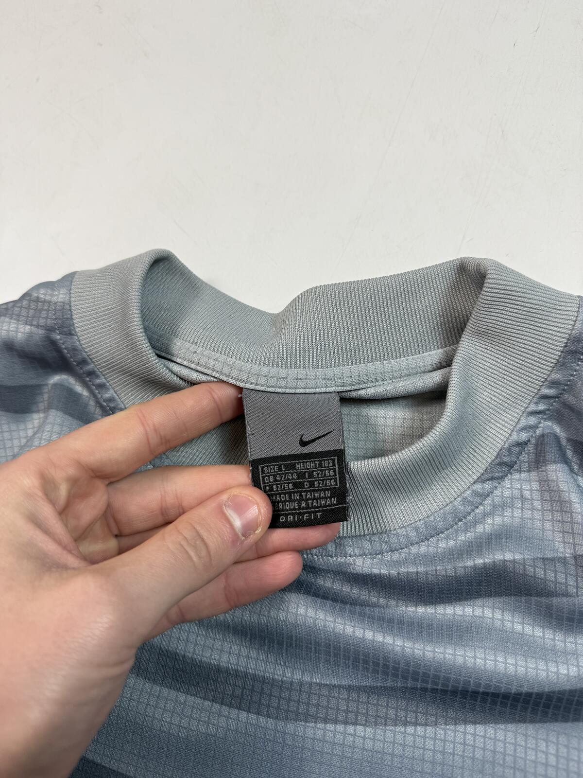 Vintage Nike shield football sport tee (L)