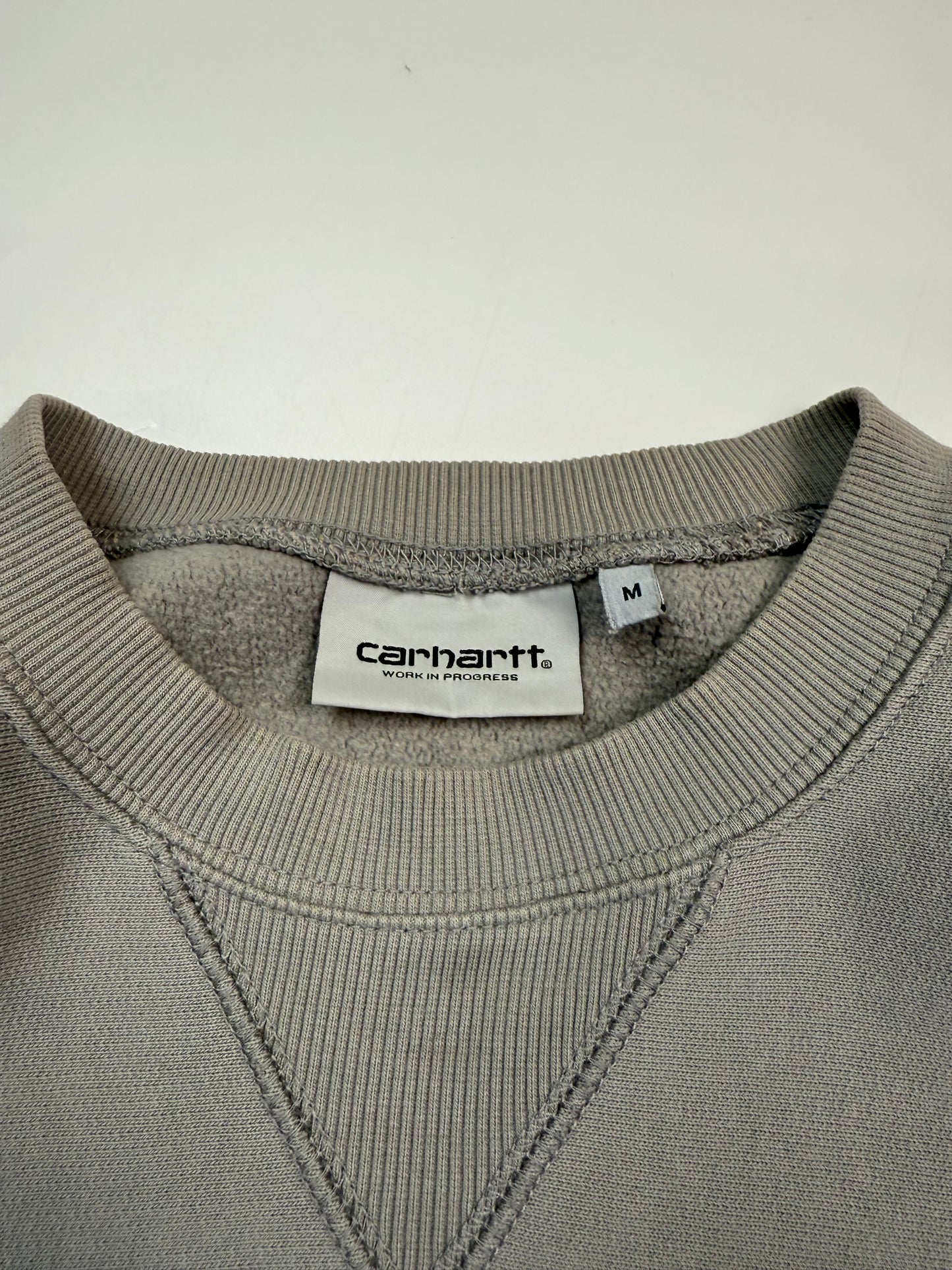 Carhartt small logo sweatshirt (M)