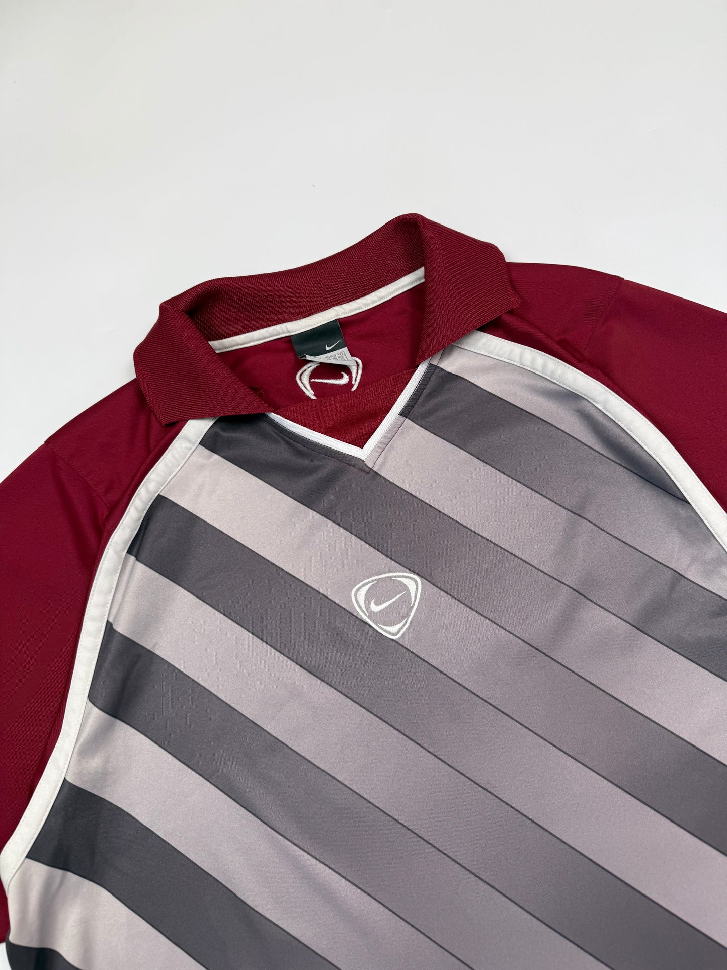 Vintage Nike shield football tee (M)