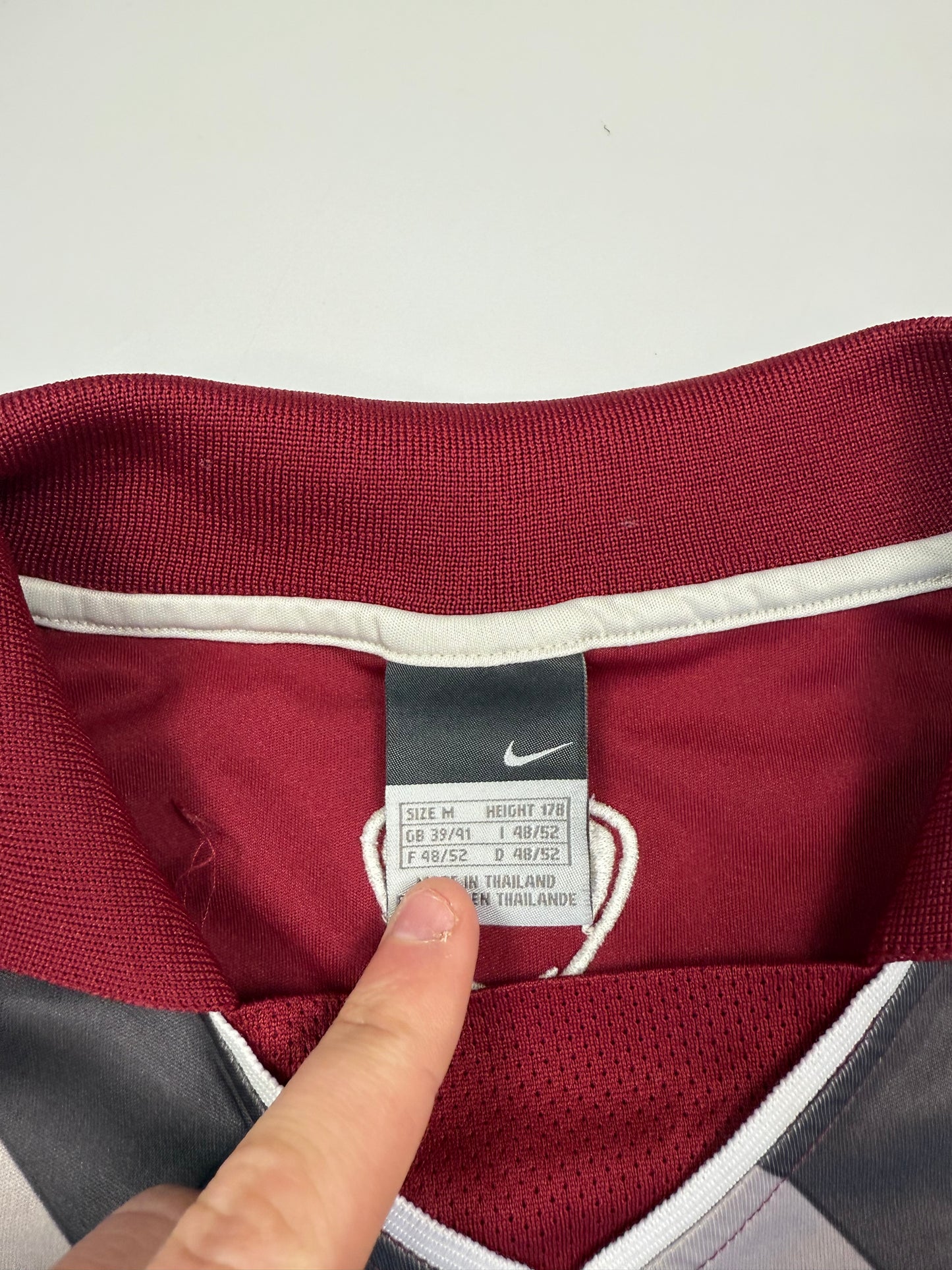 Vintage Nike shield football tee (M)