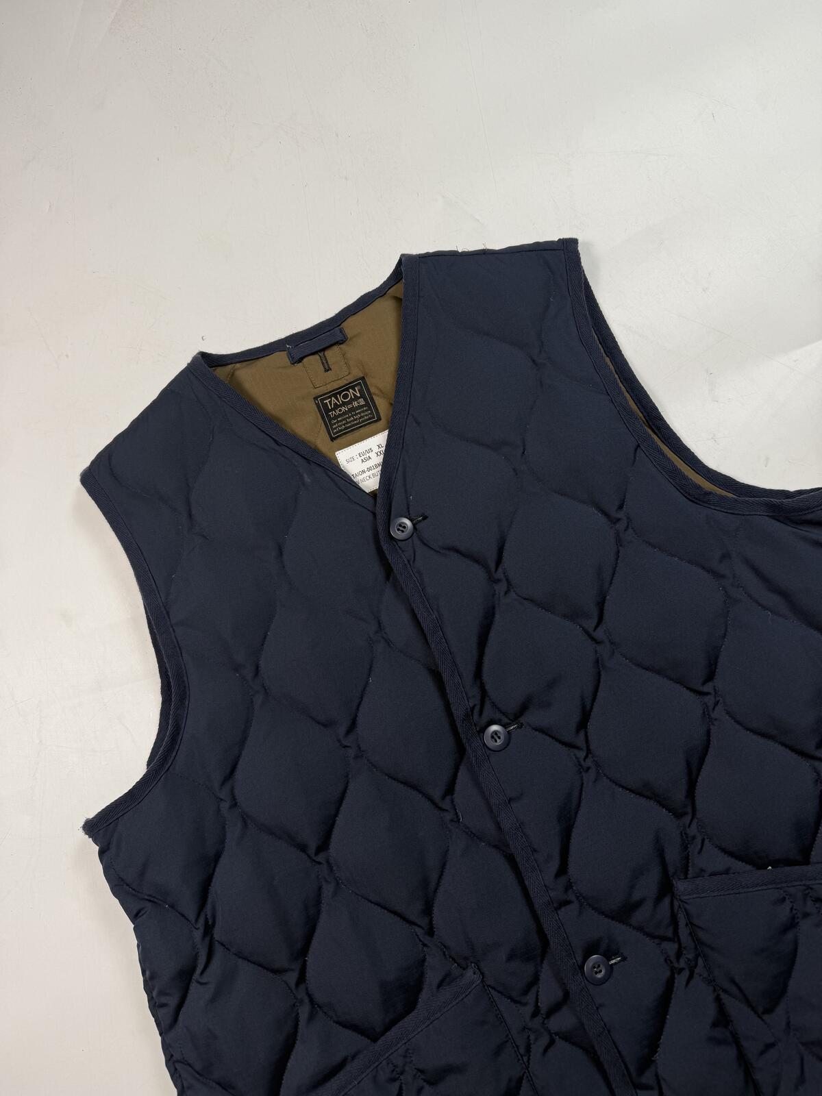 Taion military v neck down vest button up jacket (XL)