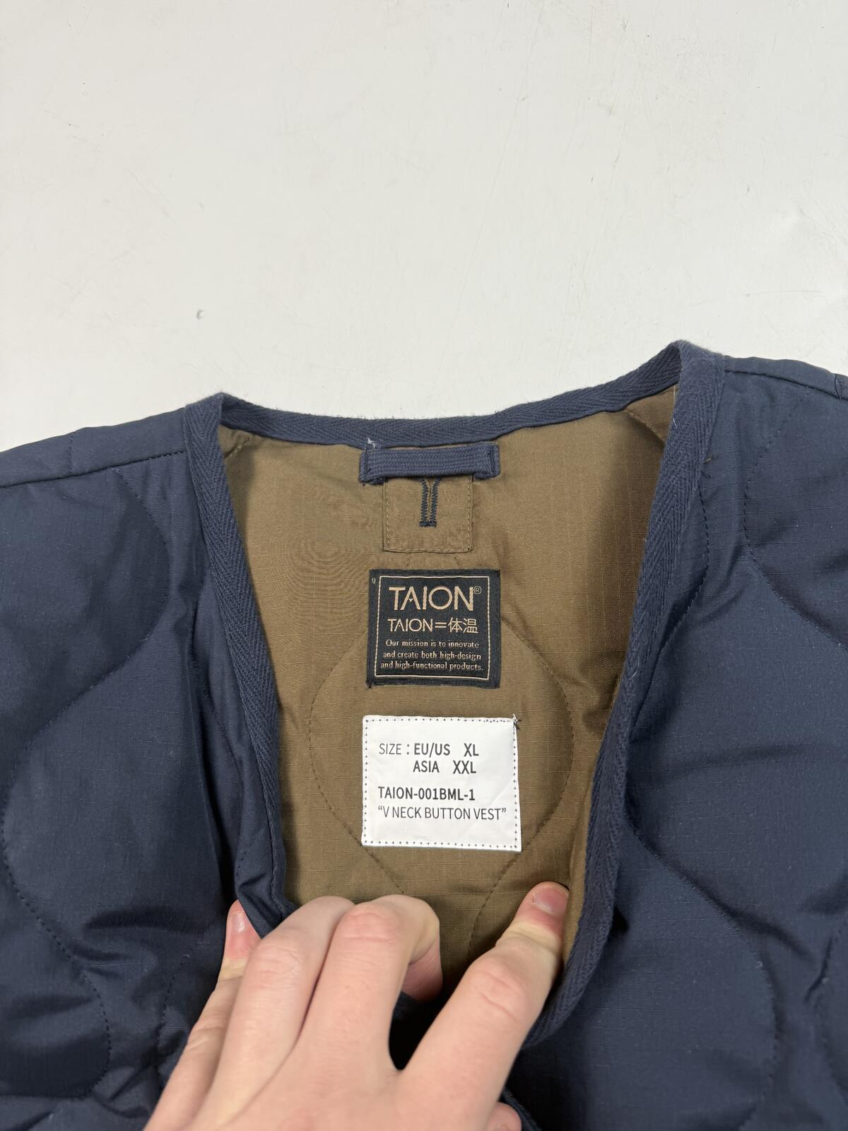 Taion military v neck down vest button up jacket (XL)