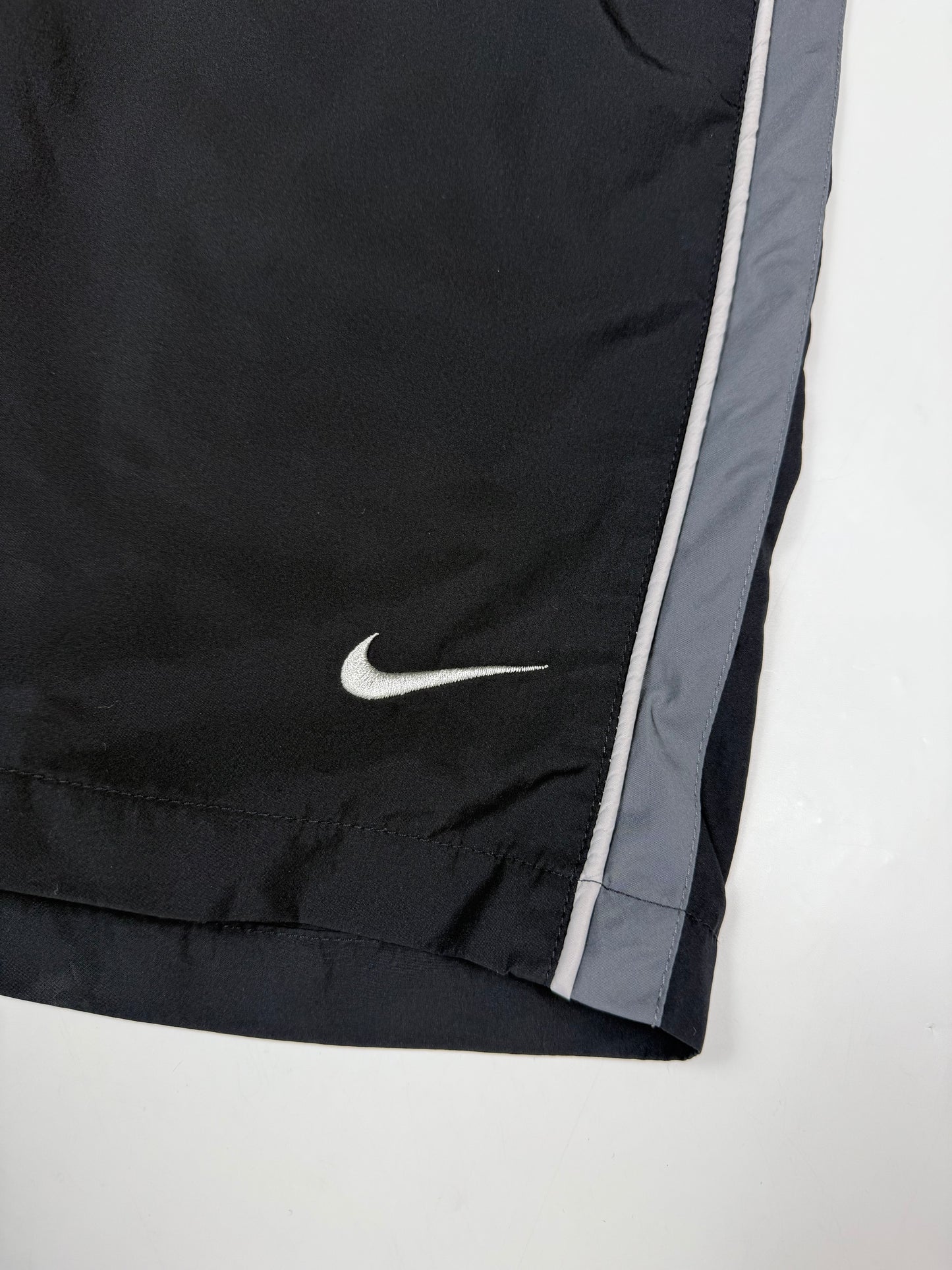 Vintage Nike side stripe baggy sport shorts (M)