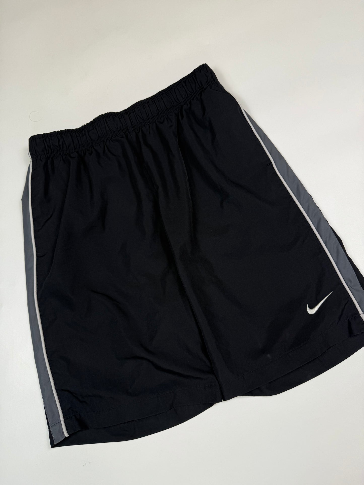 Vintage Nike side stripe baggy sport shorts (M)