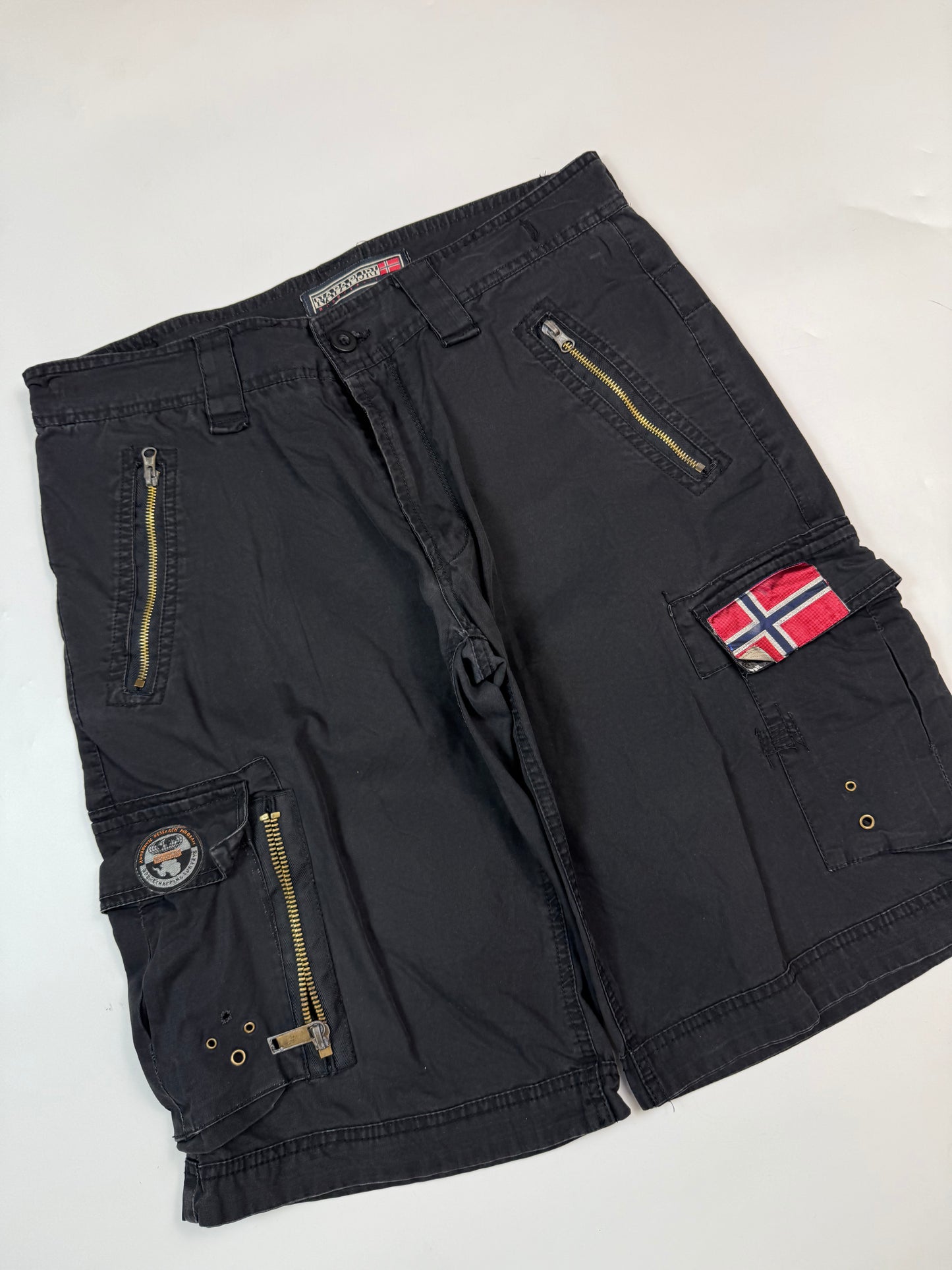 Vintage Napapijri baggy cargo shorts (W36)