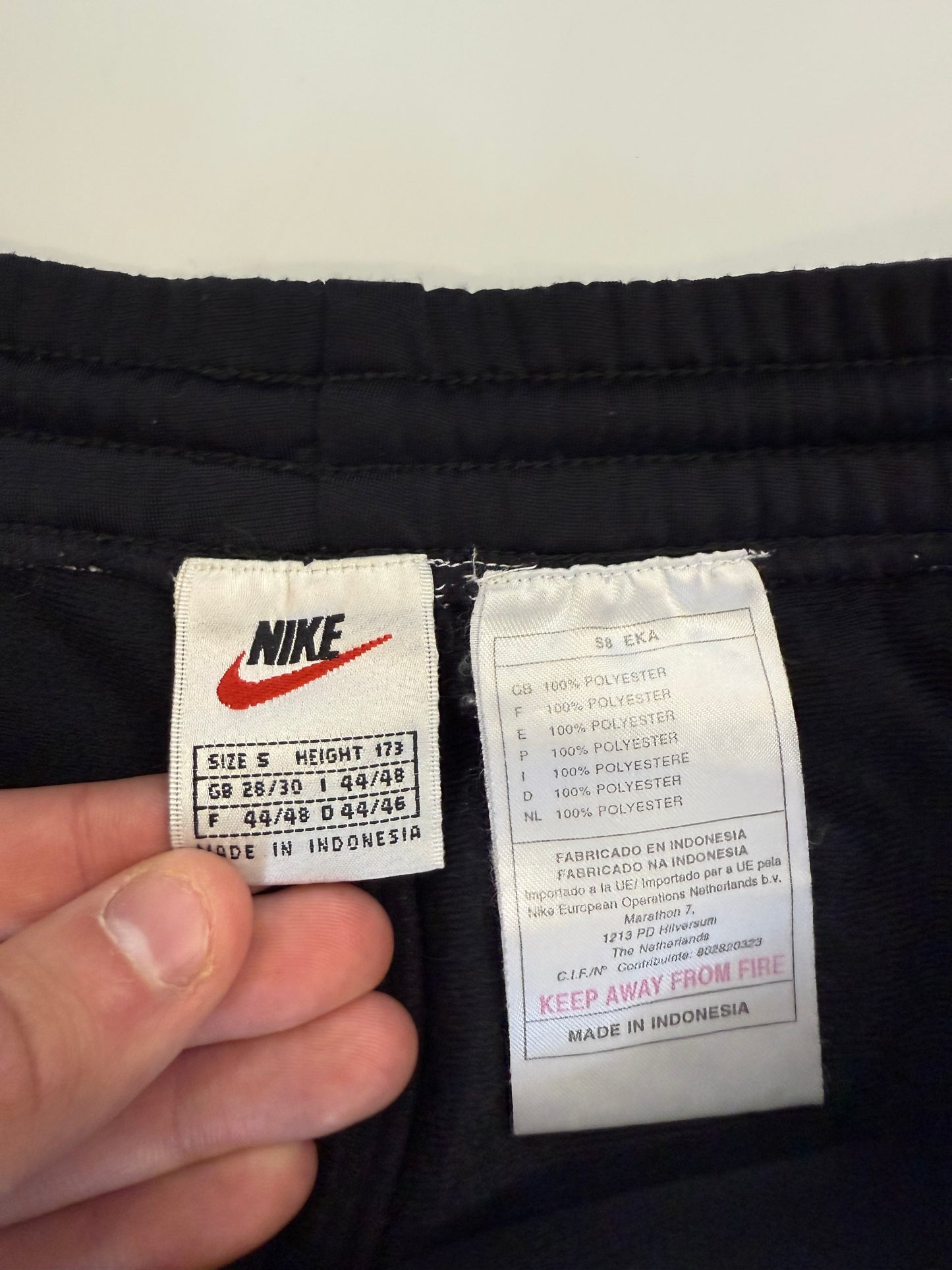 Vintage 90s Nike spell out shorts (S)