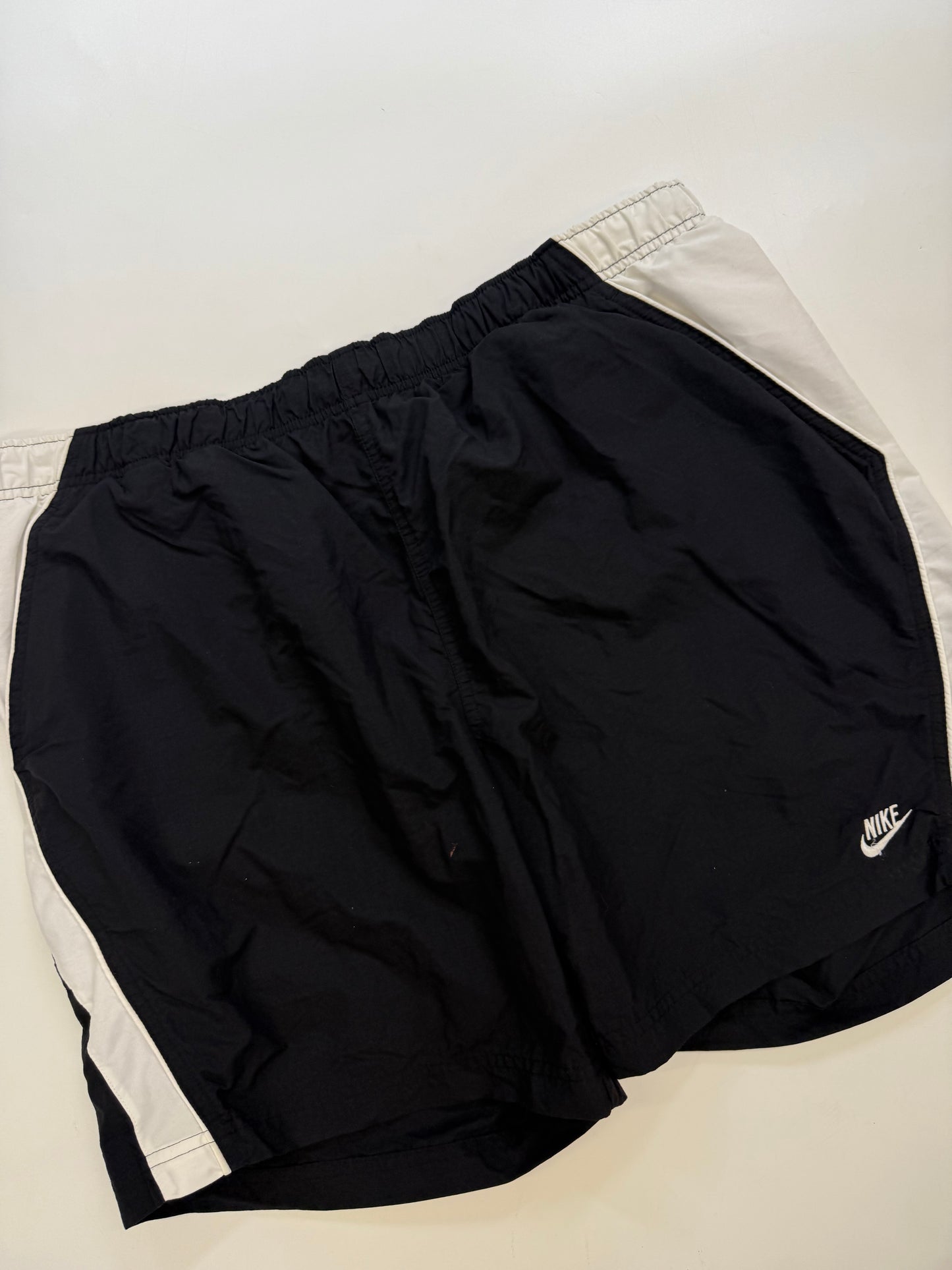 Vintage Nike side stripe sport shorts (XL)