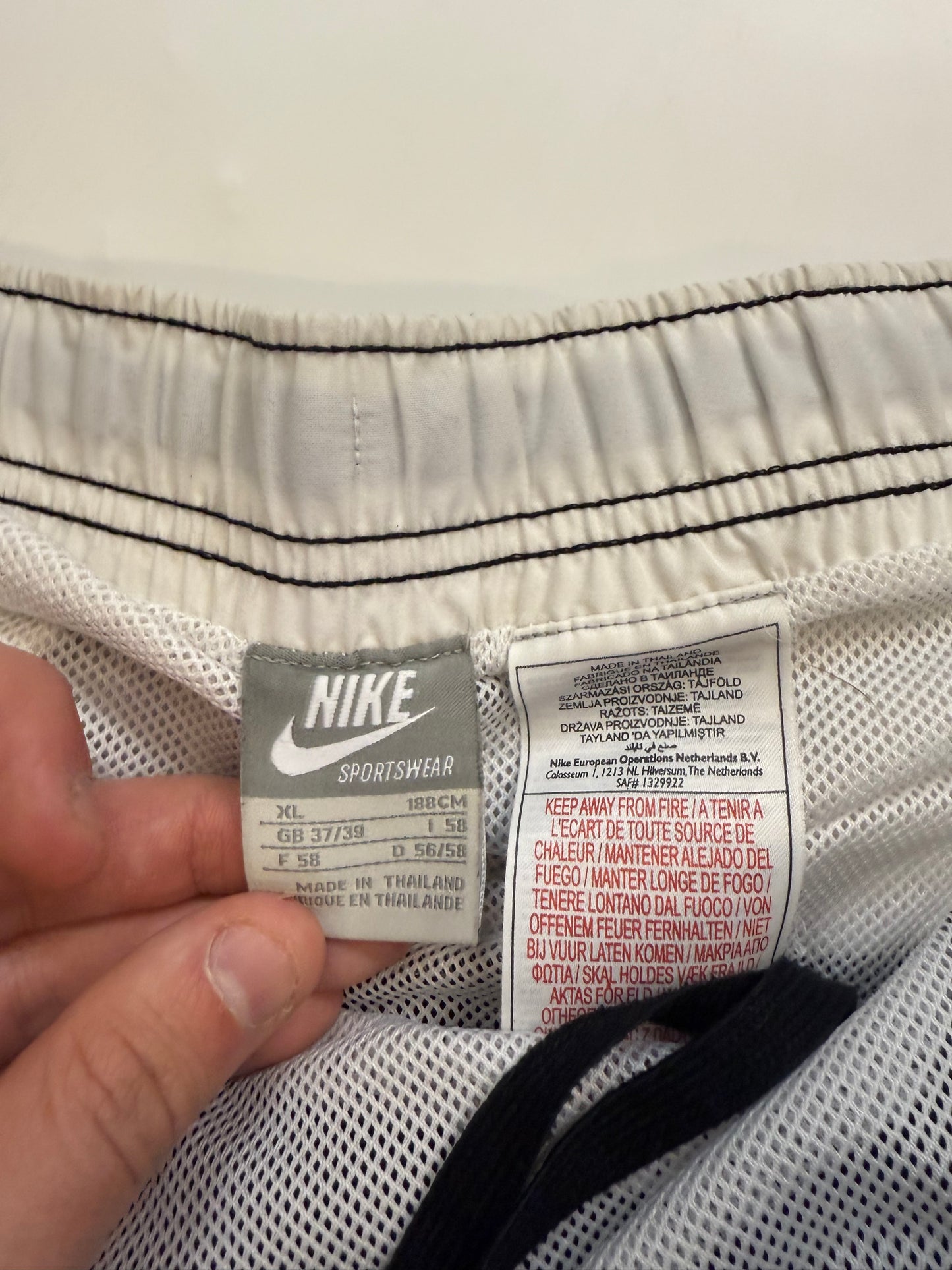Vintage Nike side stripe sport shorts (XL)
