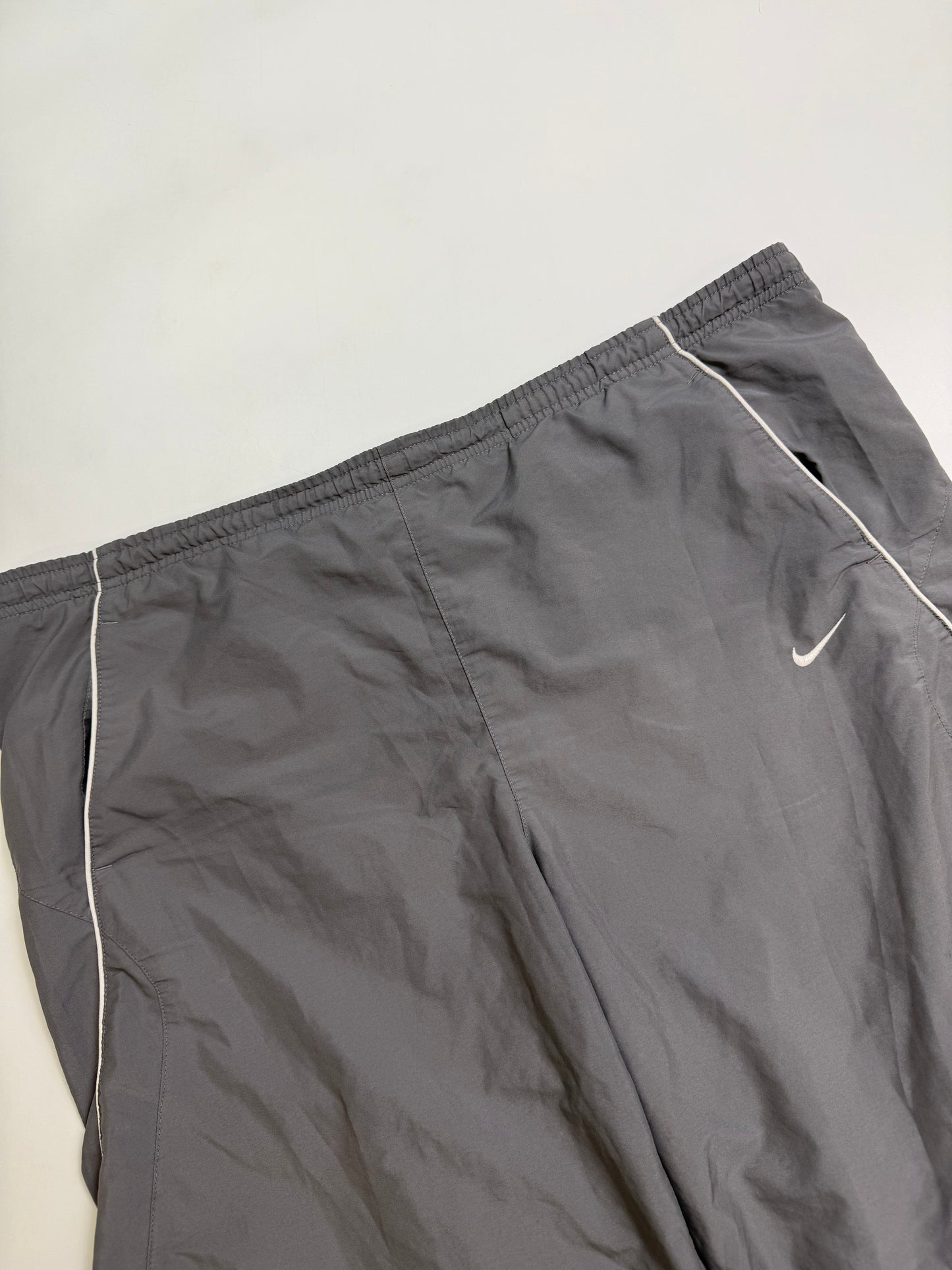 Vintage Nike baggy mini swoosh sport shorts (XL)