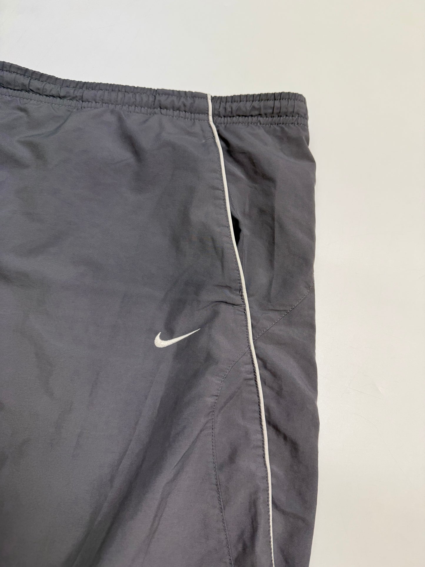 Vintage Nike baggy mini swoosh sport shorts (XL)