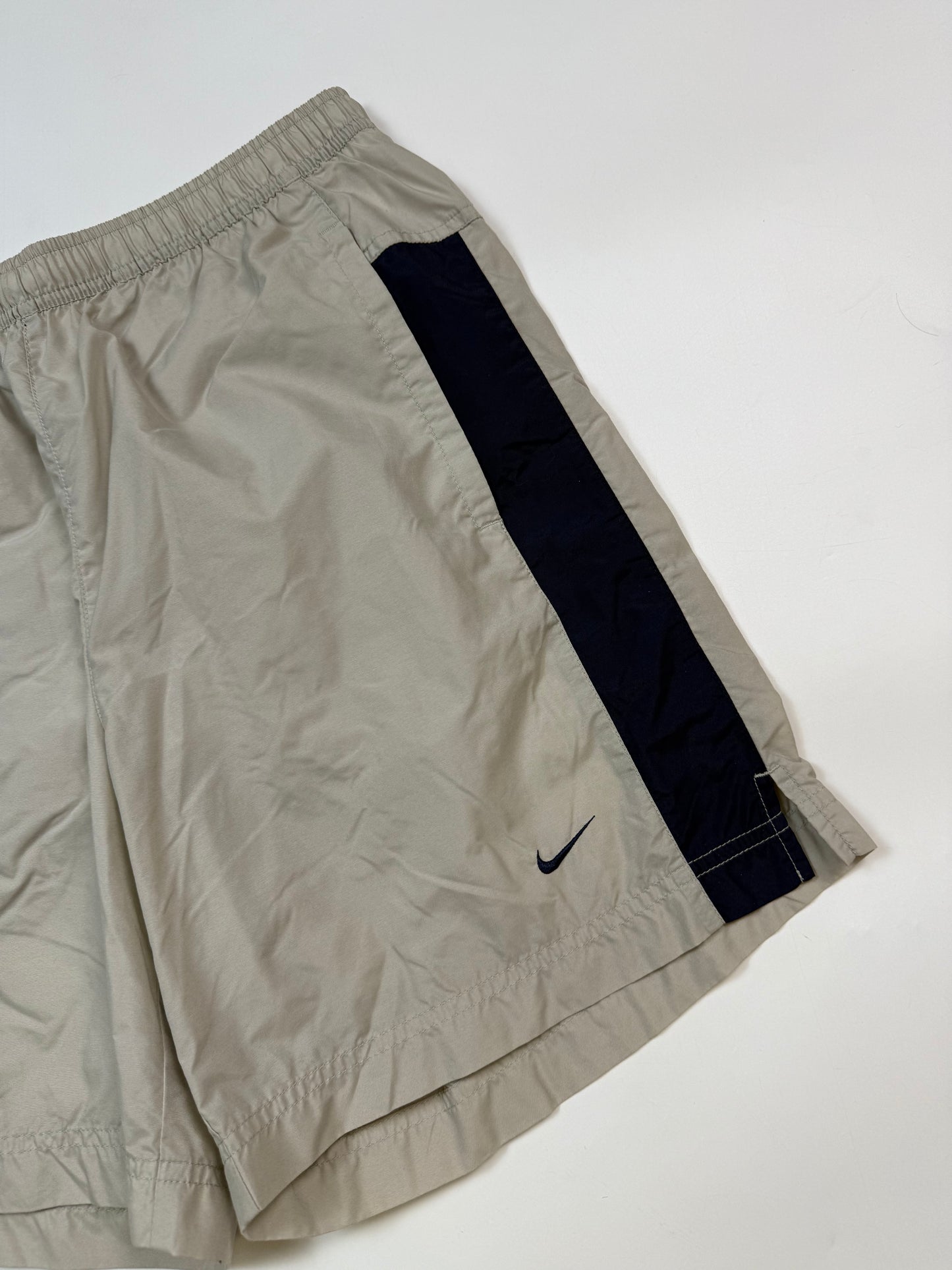 Vintage 90s Nike side stripe sport shorts (M)