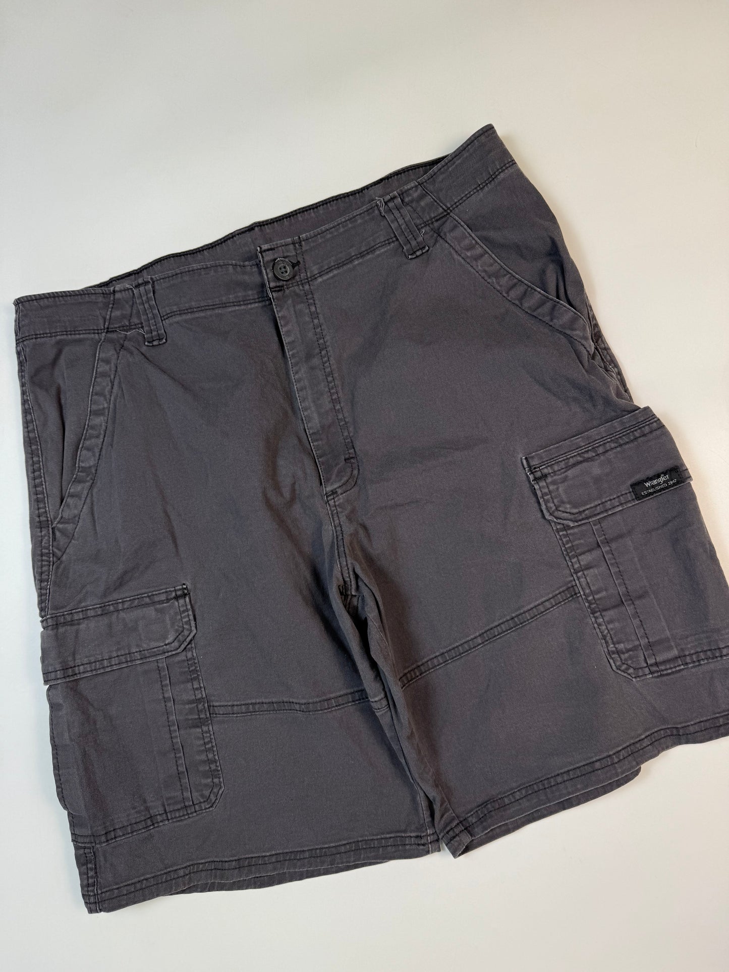 Vintage Wrangler baggy cargo shorts (W38)