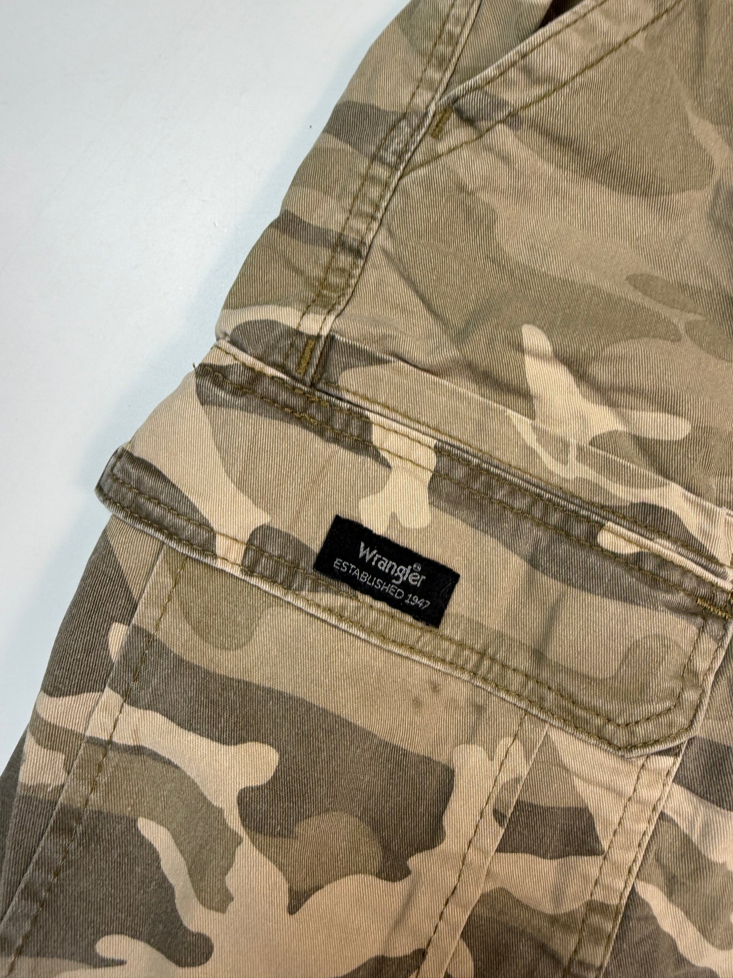 Wrangler baggy camouflage cargo shorts (W36)