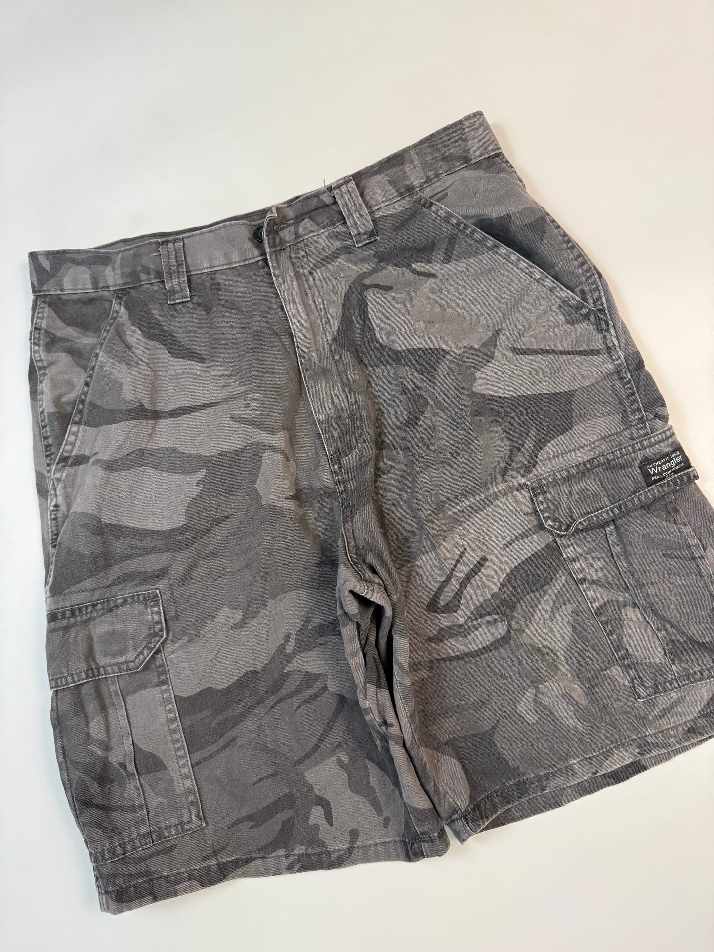 Vintage Wrangler baggy camouflage cargo shorts (W32)