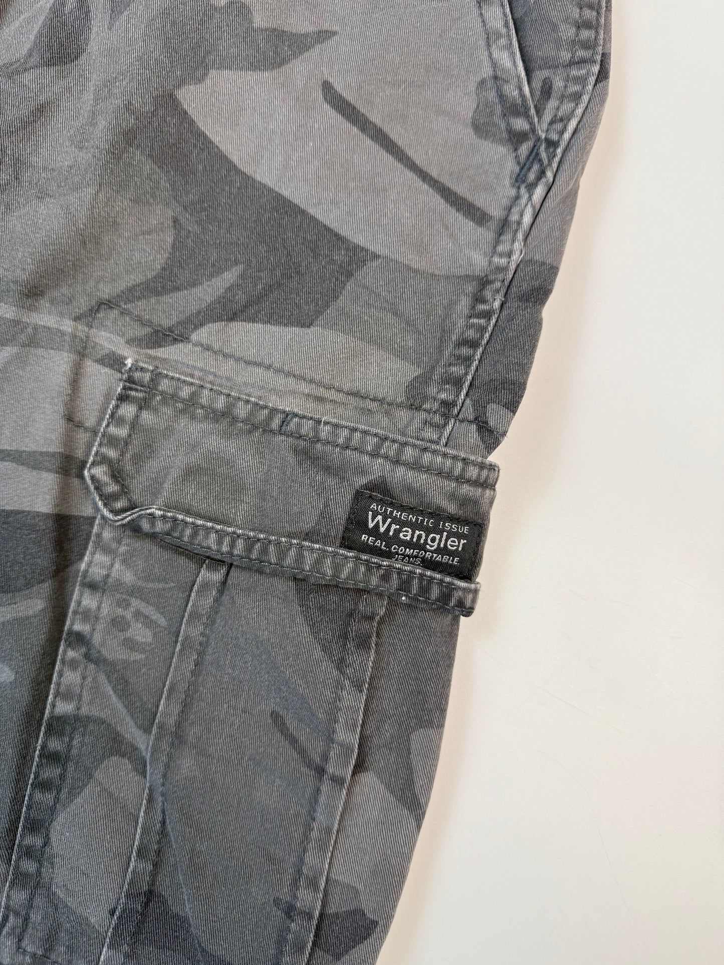 Vintage Wrangler baggy camouflage cargo shorts (W32)