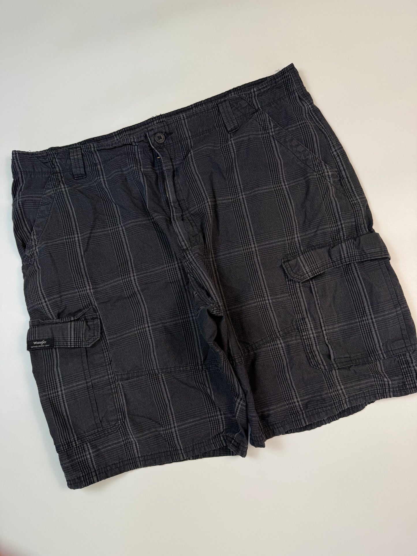 Vintage Wrangler baggy checkered cargo shorts (W40)