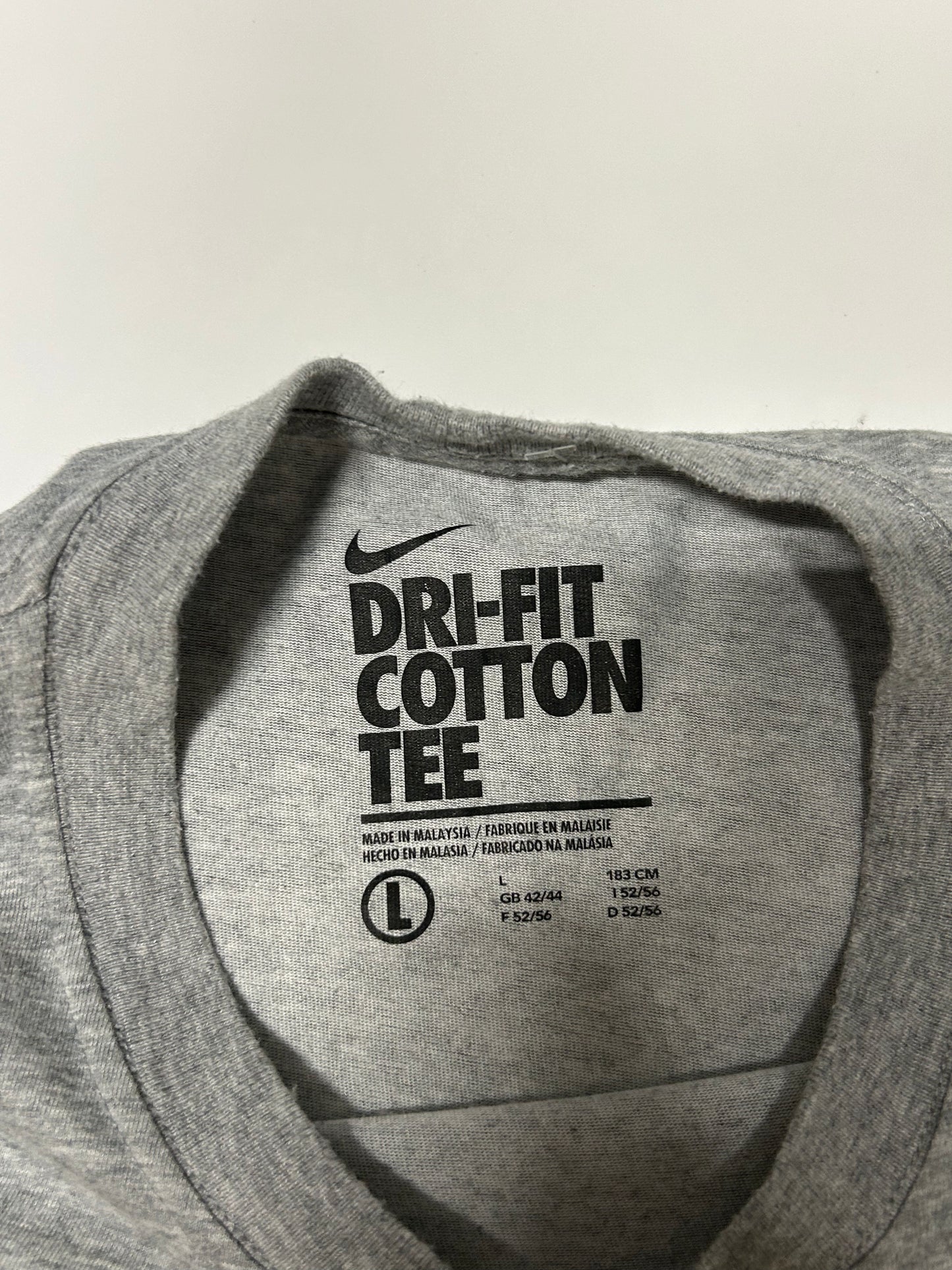 Nike centre swoosh tee (L)