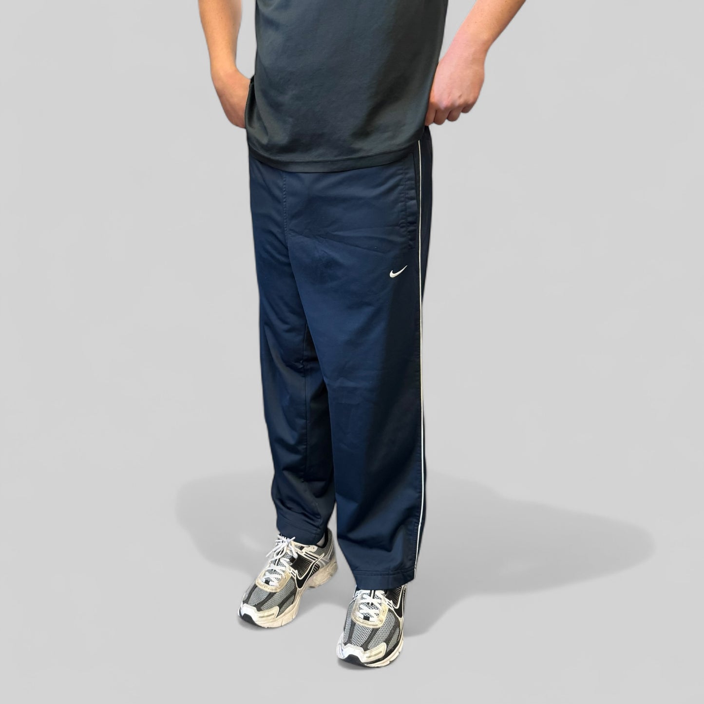 Vintage Nike mini swoosh baggy track pants (M)