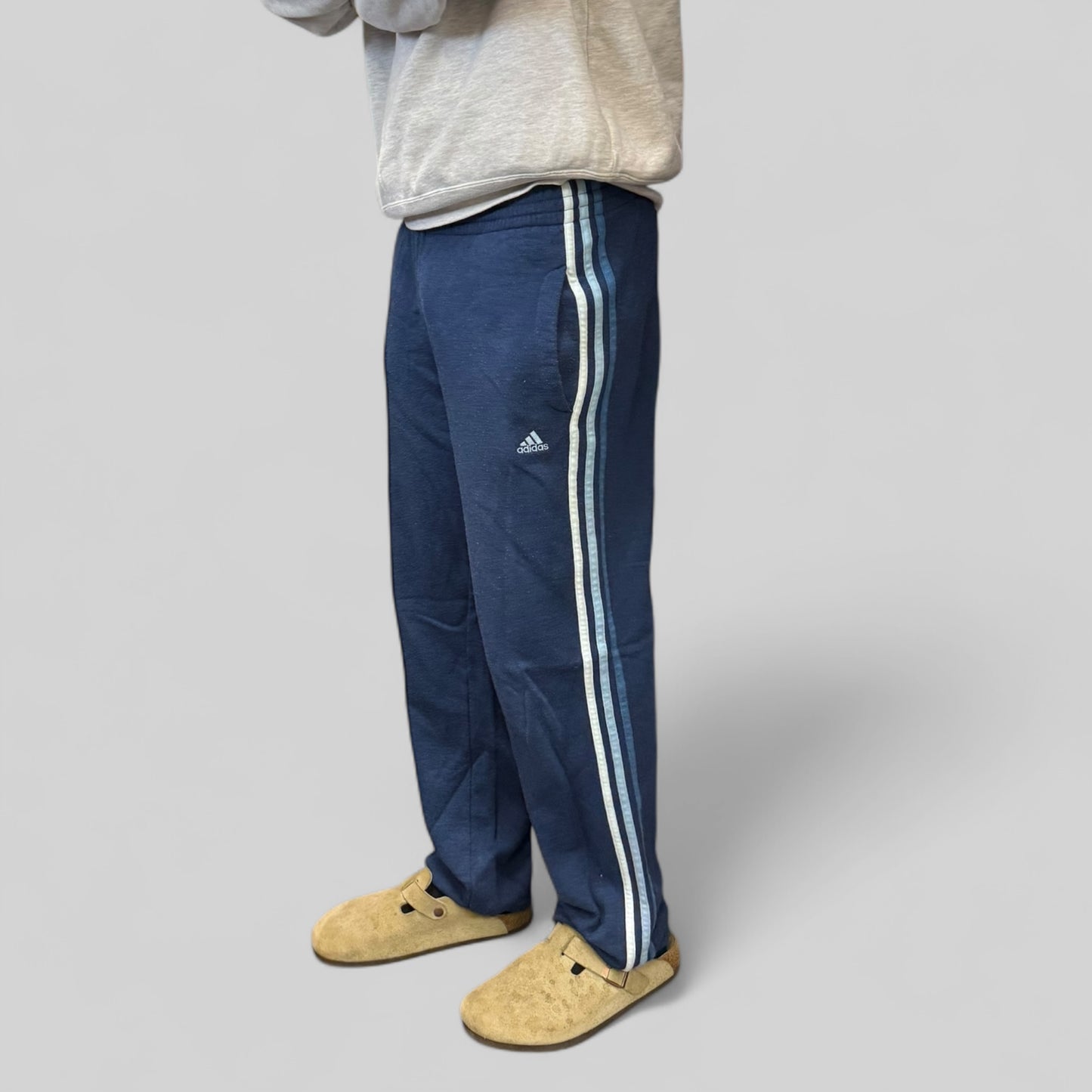 Adidas baggy joggers (M)