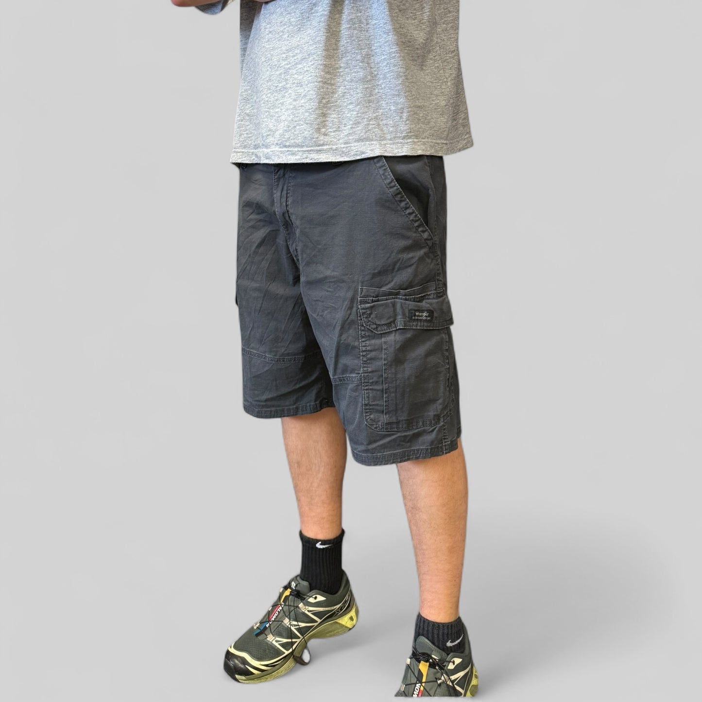 Vintage Wrangler baggy cargo shorts (W36)