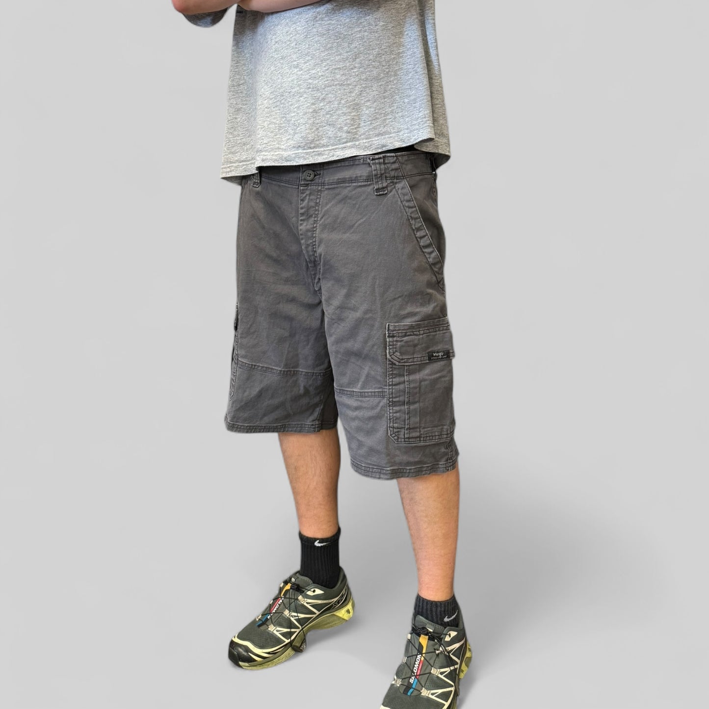 Vintage Wrangler baggy cargo shorts (W38)