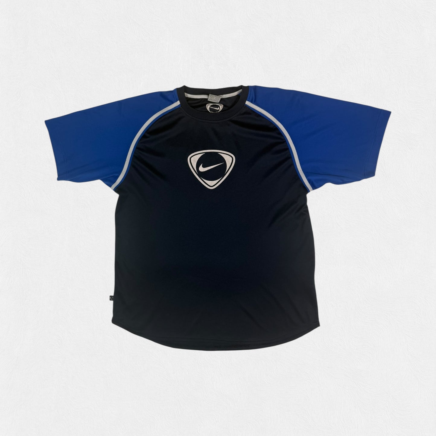 Vintage Nike shield football centre logo tee (M)