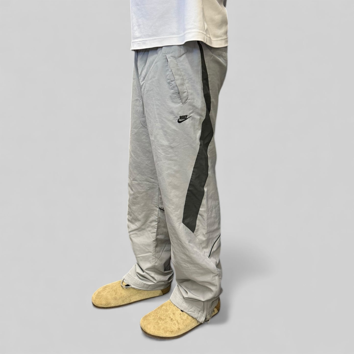 Vintage Nike baggy track pants (M)