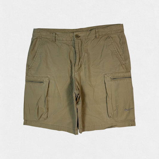 Nike baggy cargo shorts (W36)