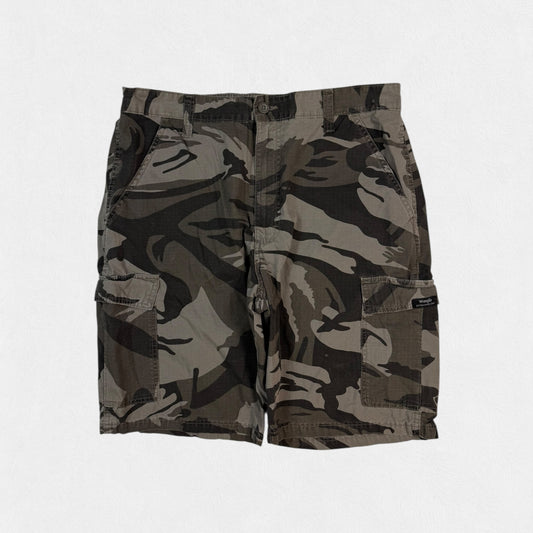Wrangler camouflage baggy cargo shorts (W34)