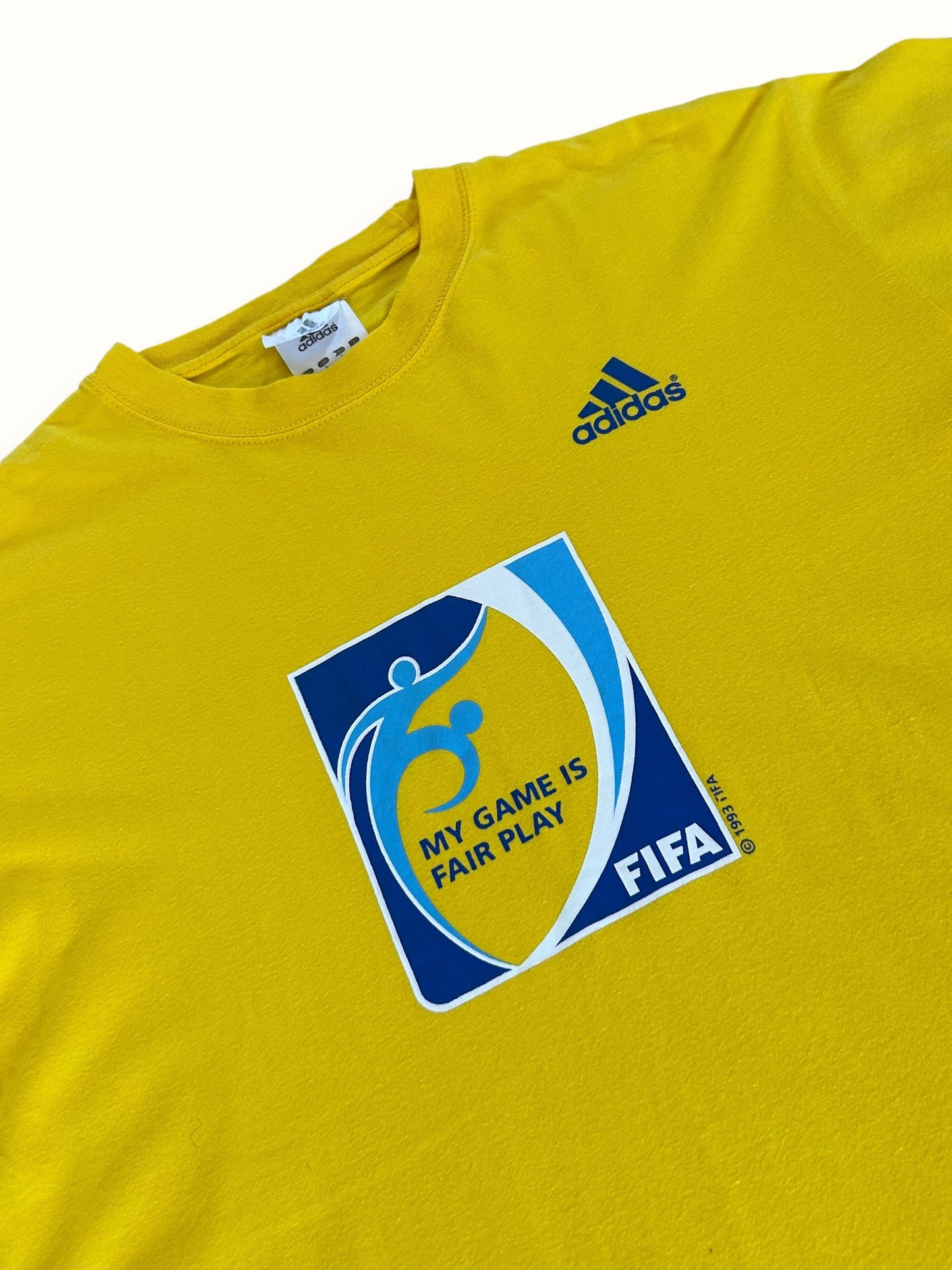 Vintage 90s Adidas Fifa tee (L)