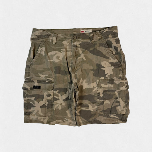 Wrangler baggy camouflage cargo shorts (W36)