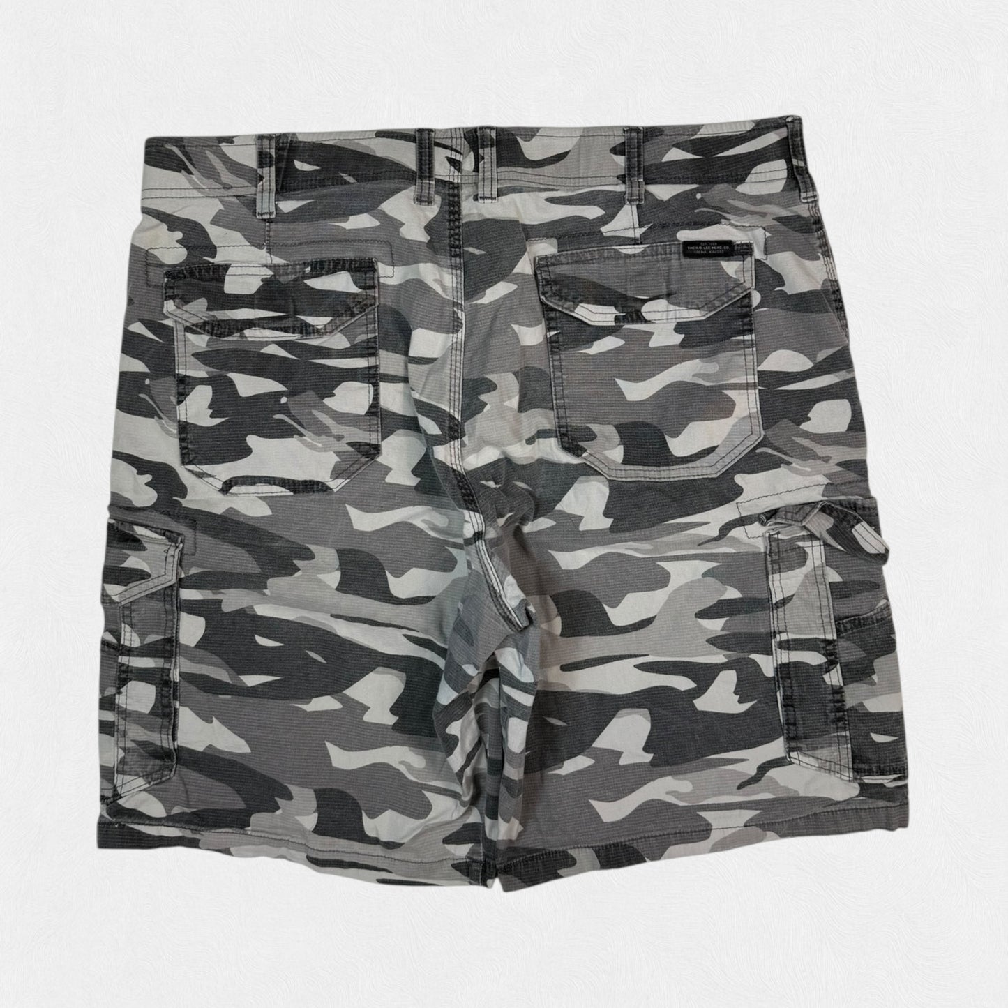 Lee extreme motion baggy camouflage cargo shorts (W38)