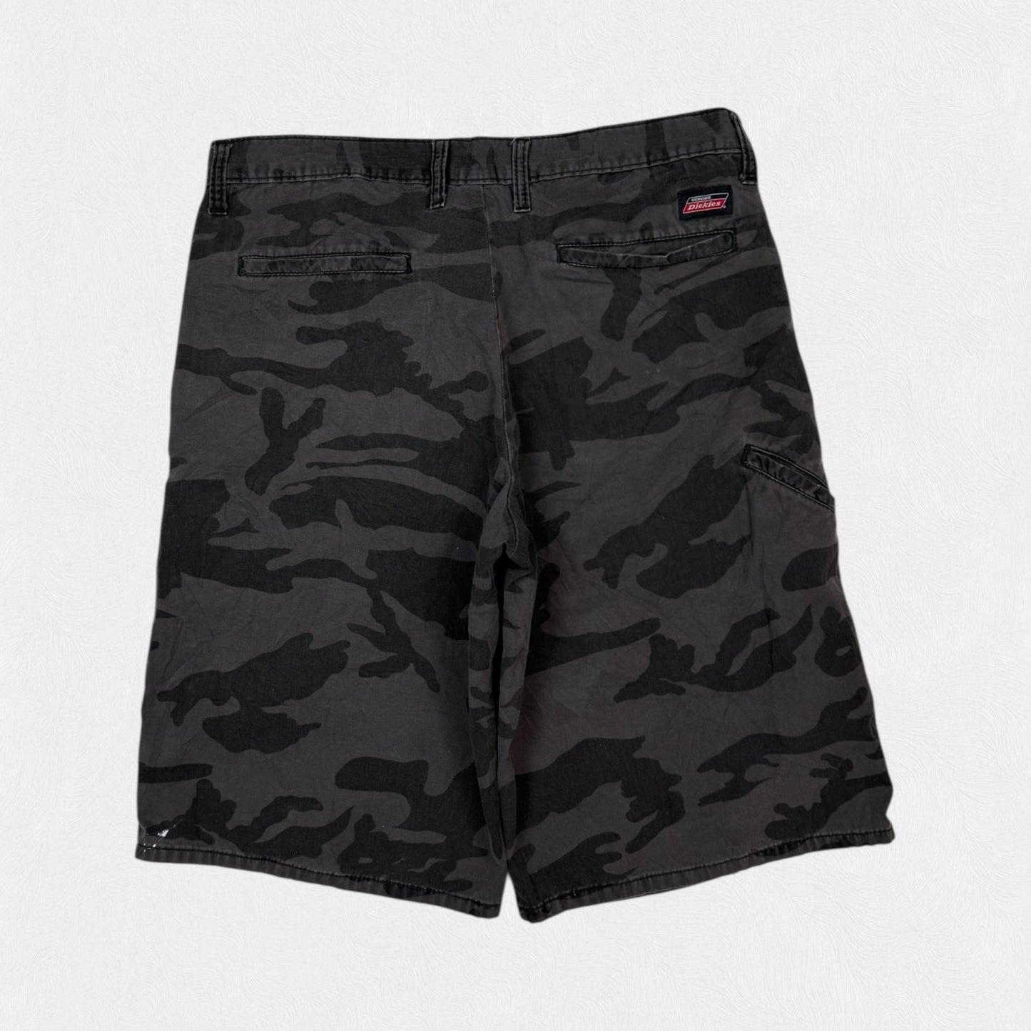 Vintage Dickies camouflage baggy work shorts (W32)
