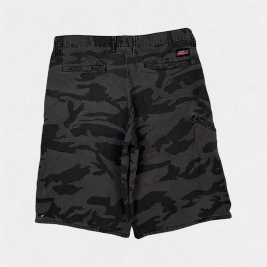 Vintage Dickies camouflage baggy work shorts (W32)