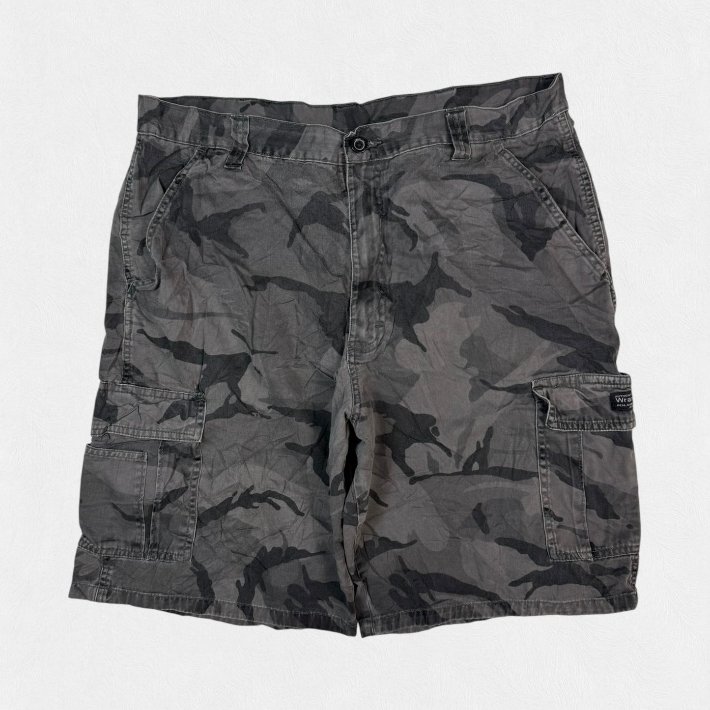 Vintage Wrangler baggy camouflage cargo shorts (W36)