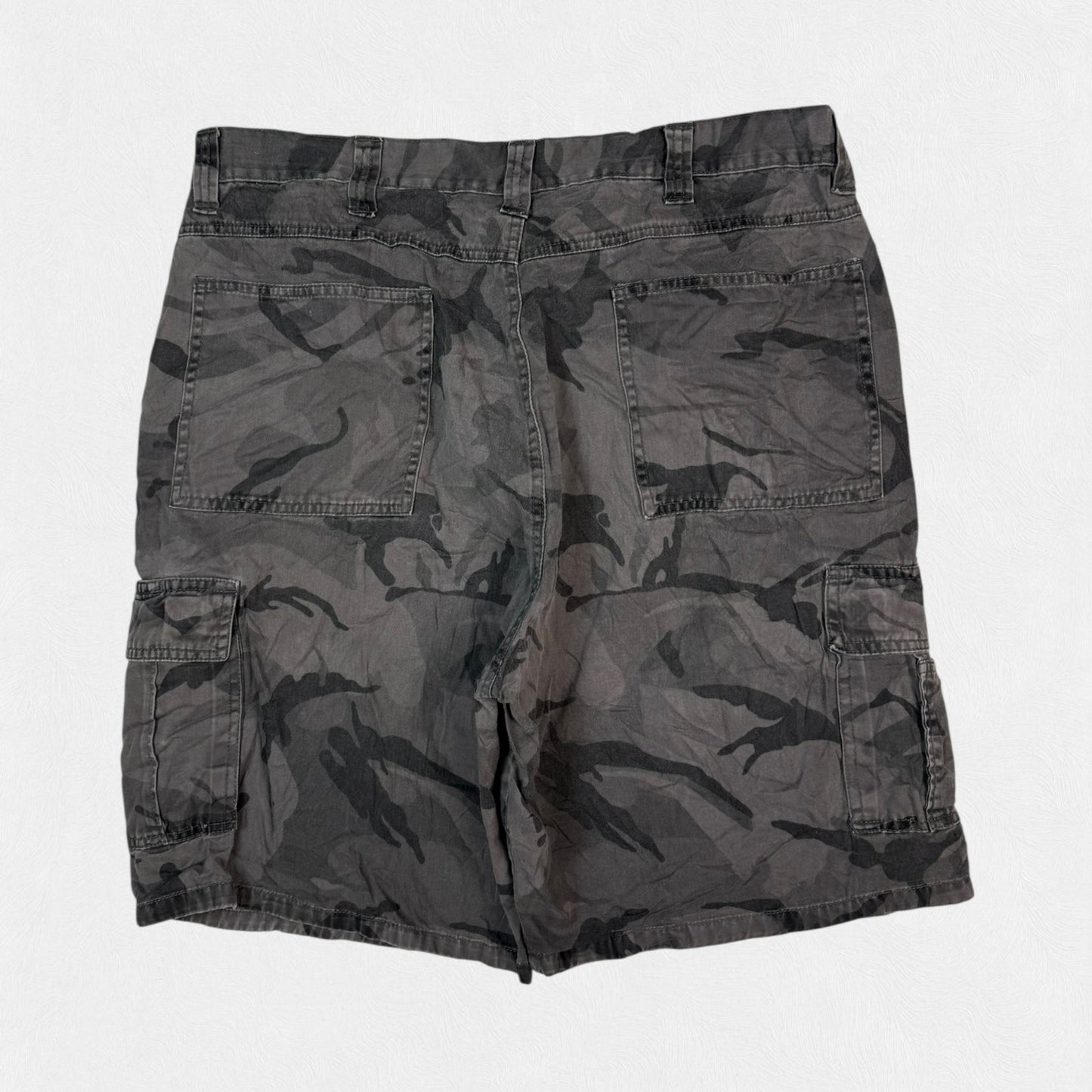 Vintage Wrangler baggy camouflage cargo shorts (W36)