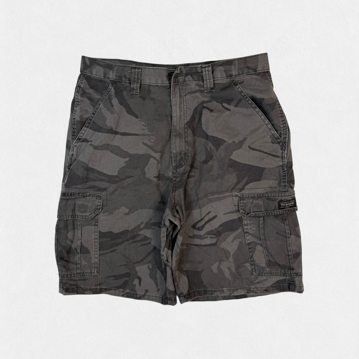 Vintage Wrangler baggy camouflage cargo shorts (W32)