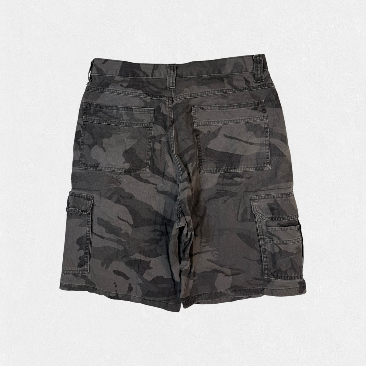 Vintage Wrangler baggy camouflage cargo shorts (W32)