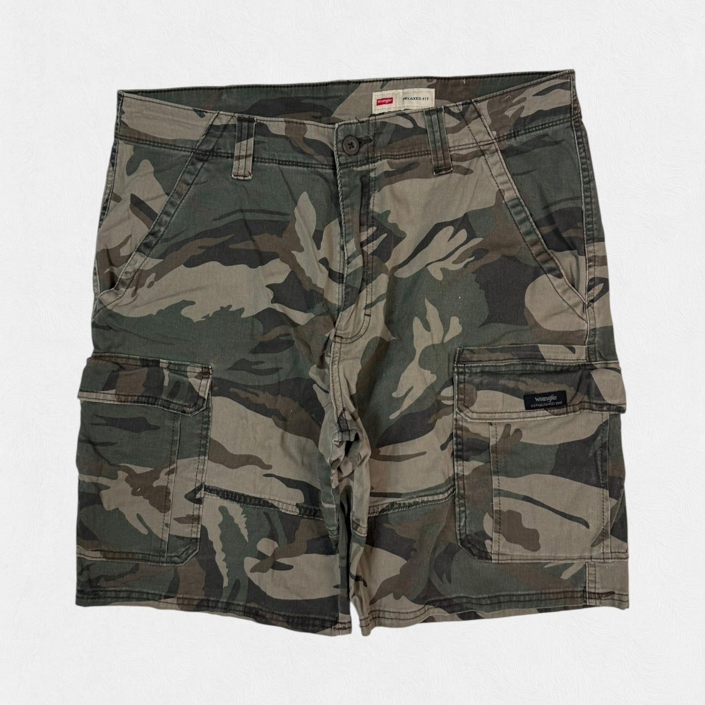 Wrangler baggy camouflage cargo shorts (W33)