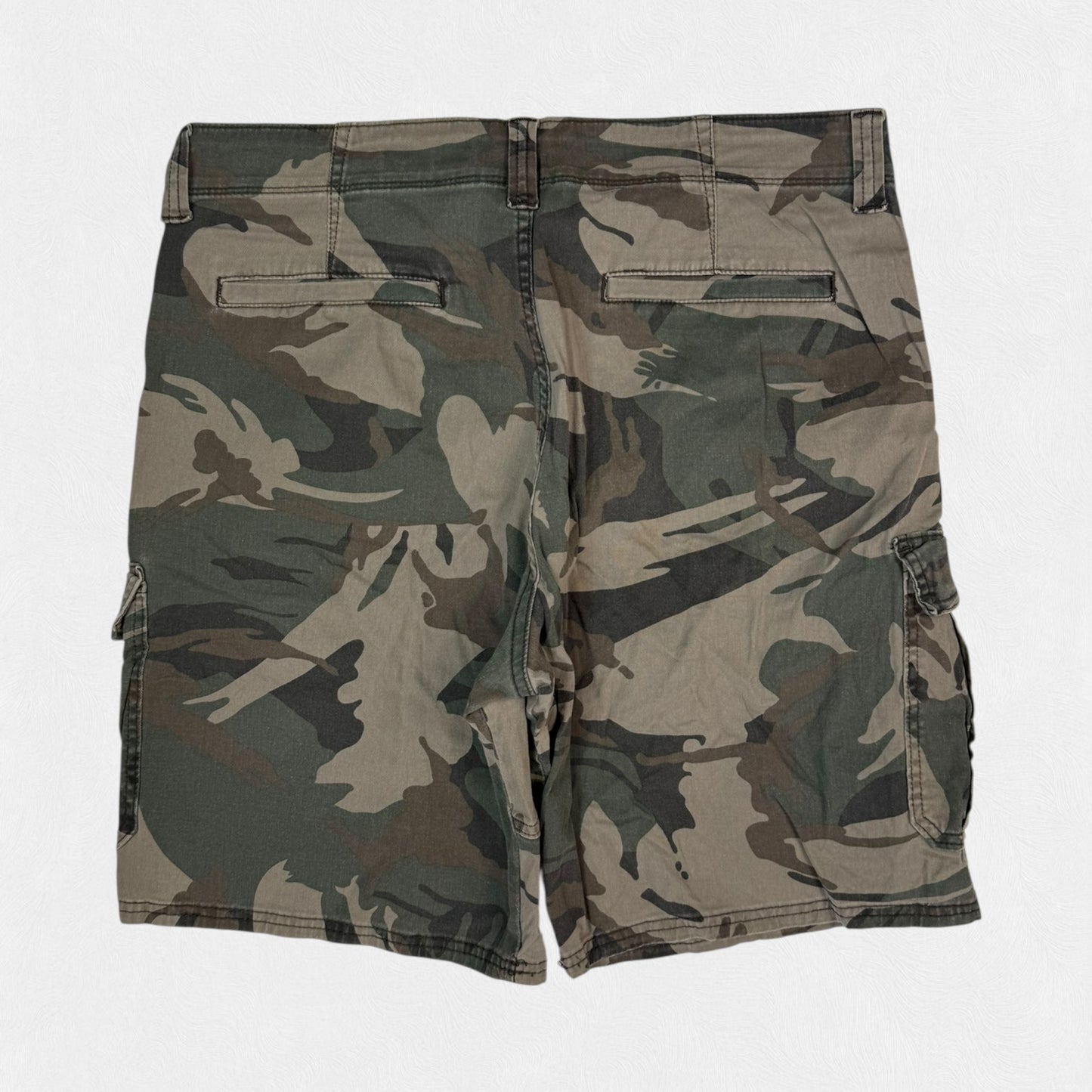 Wrangler baggy camouflage cargo shorts (W33)