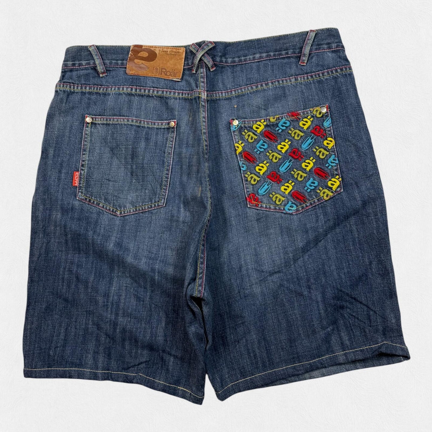 Vintage Y2K embroidered baggy hip hop denim shorts (W38)