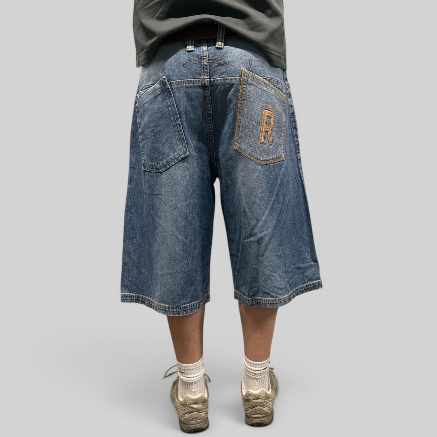 Vintage Y2K Rocawear baggy hip hop shorts (W38)