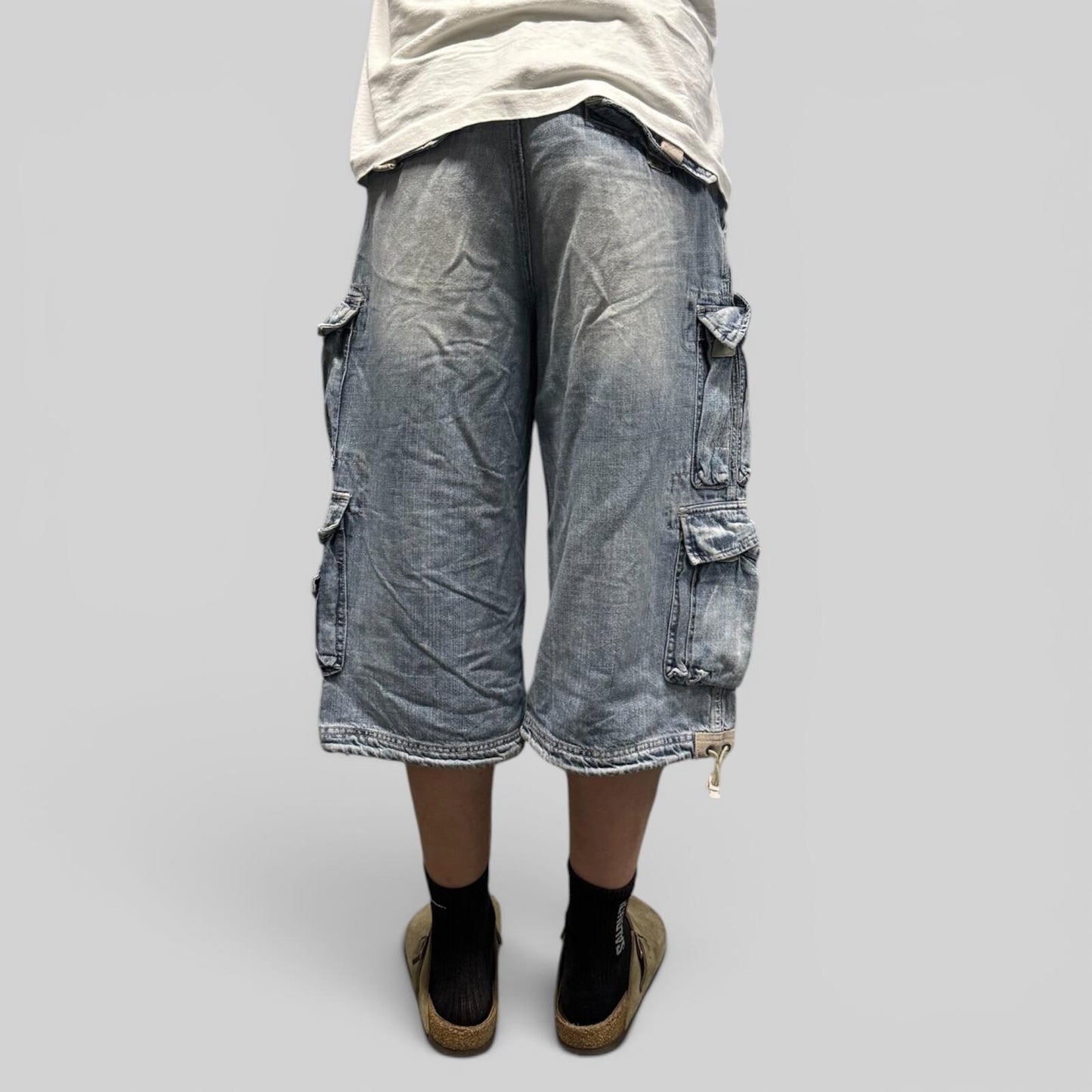 Vintage Y2K baggy cargo denim jean shorts (W32)